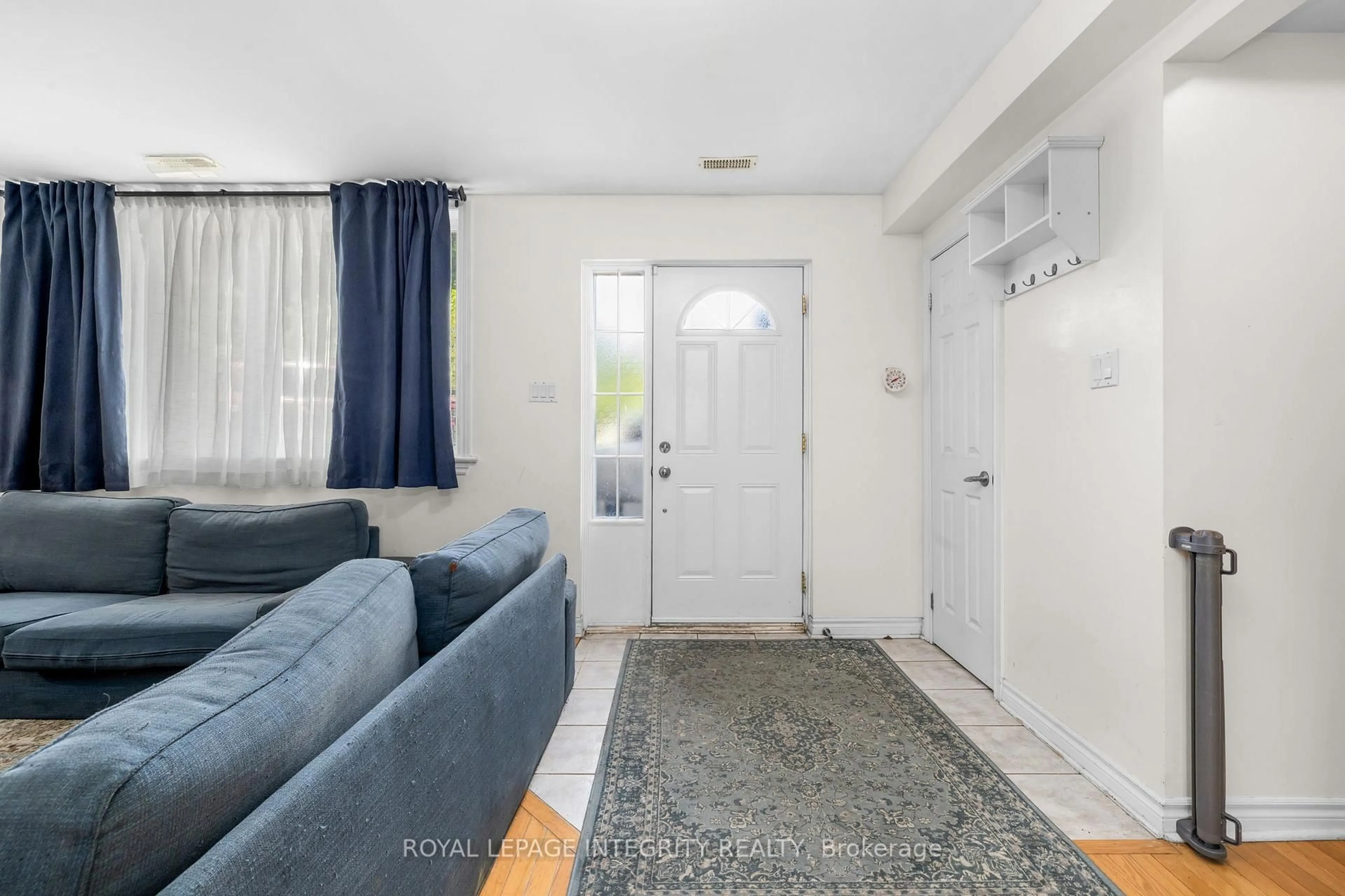 Indoor entryway for 237 Cumberland St, Ottawa Ontario K1N 8W6