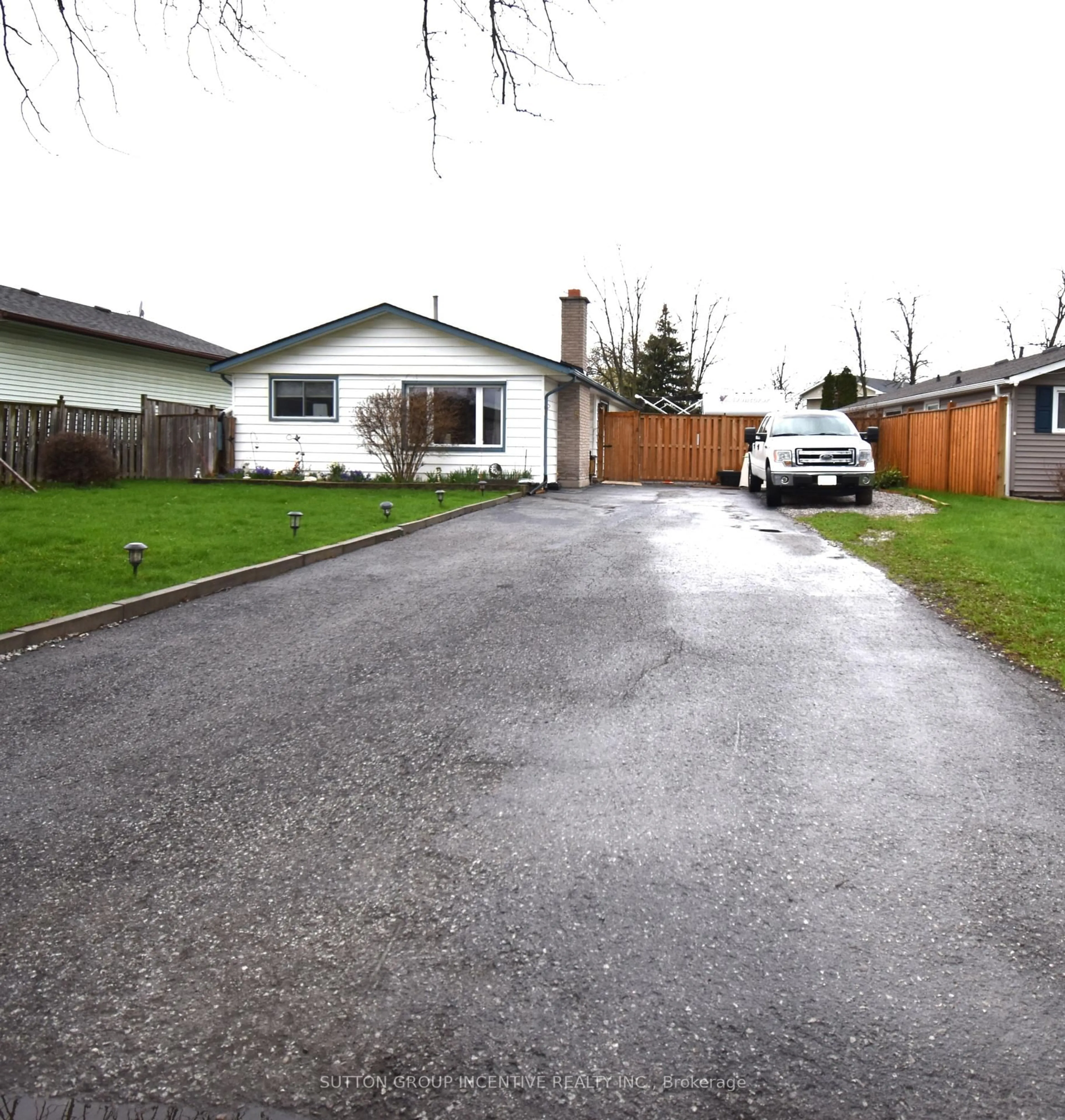 A pic from outside/outdoor area/front of a property/back of a property/a pic from drone, street for 5 Lanark Cres, St. Catharines Ontario L2M 6E1