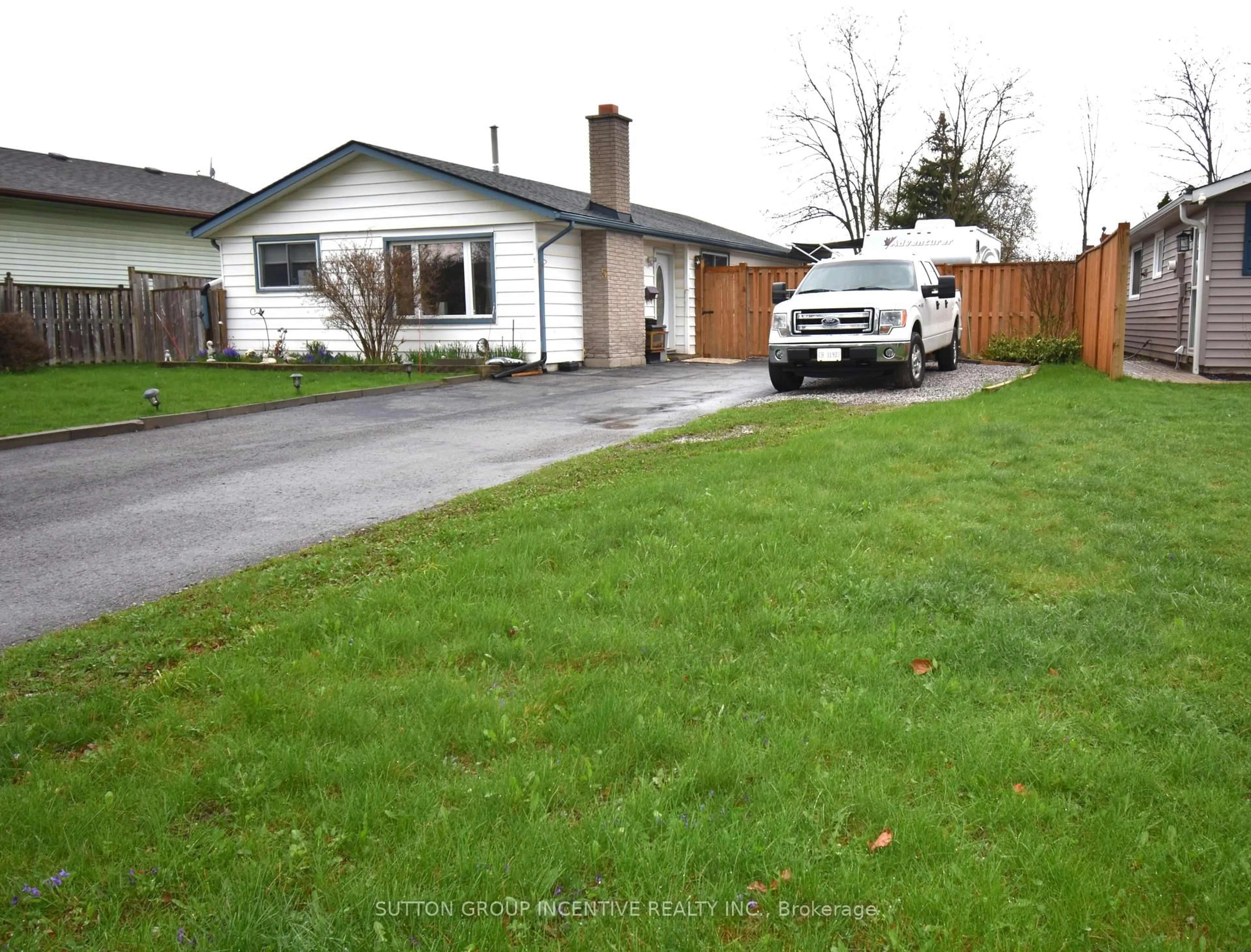 A pic from outside/outdoor area/front of a property/back of a property/a pic from drone, street for 5 Lanark Cres, St. Catharines Ontario L2M 6E1
