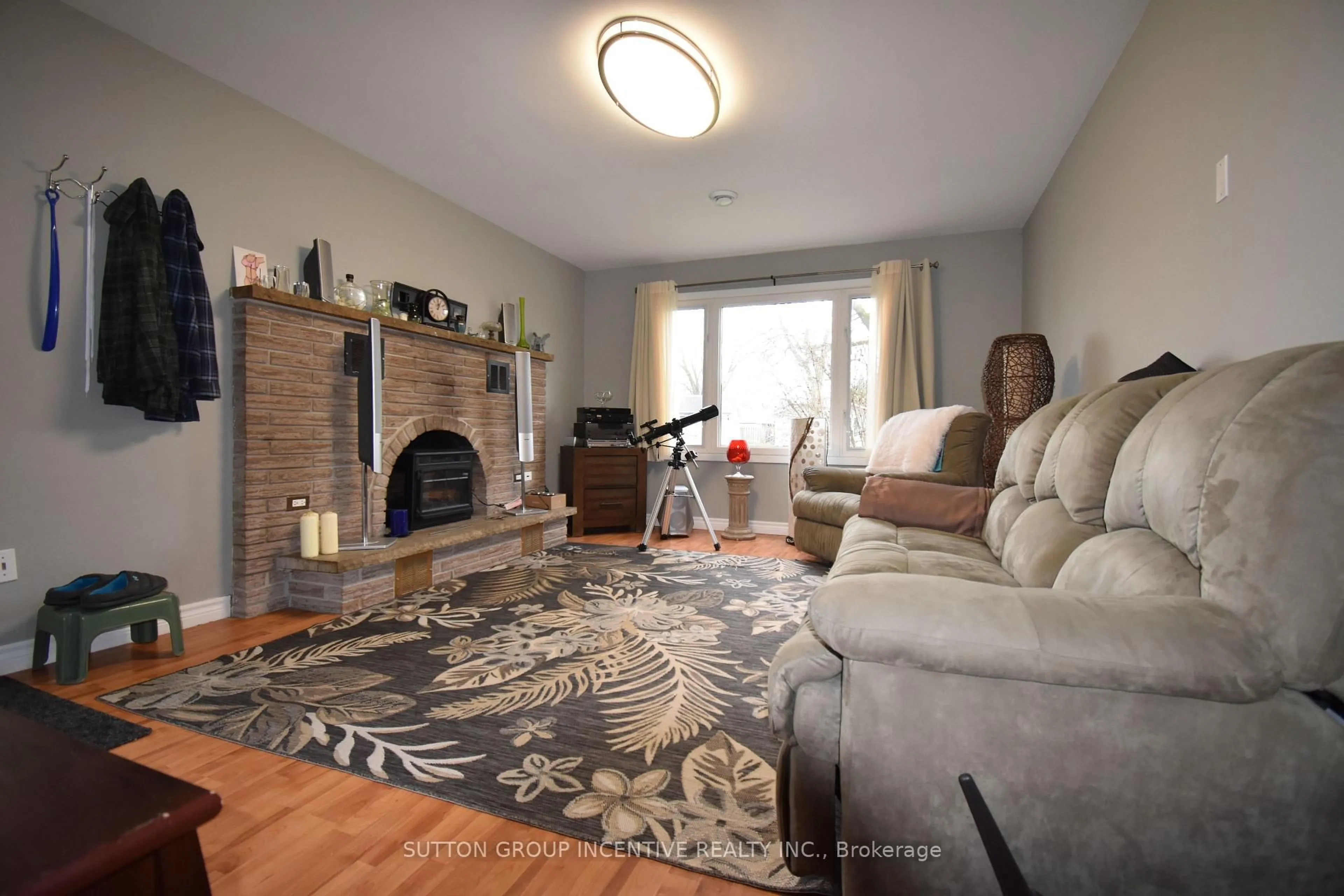 Living room with furniture, wood/laminate floor for 5 Lanark Cres, St. Catharines Ontario L2M 6E1