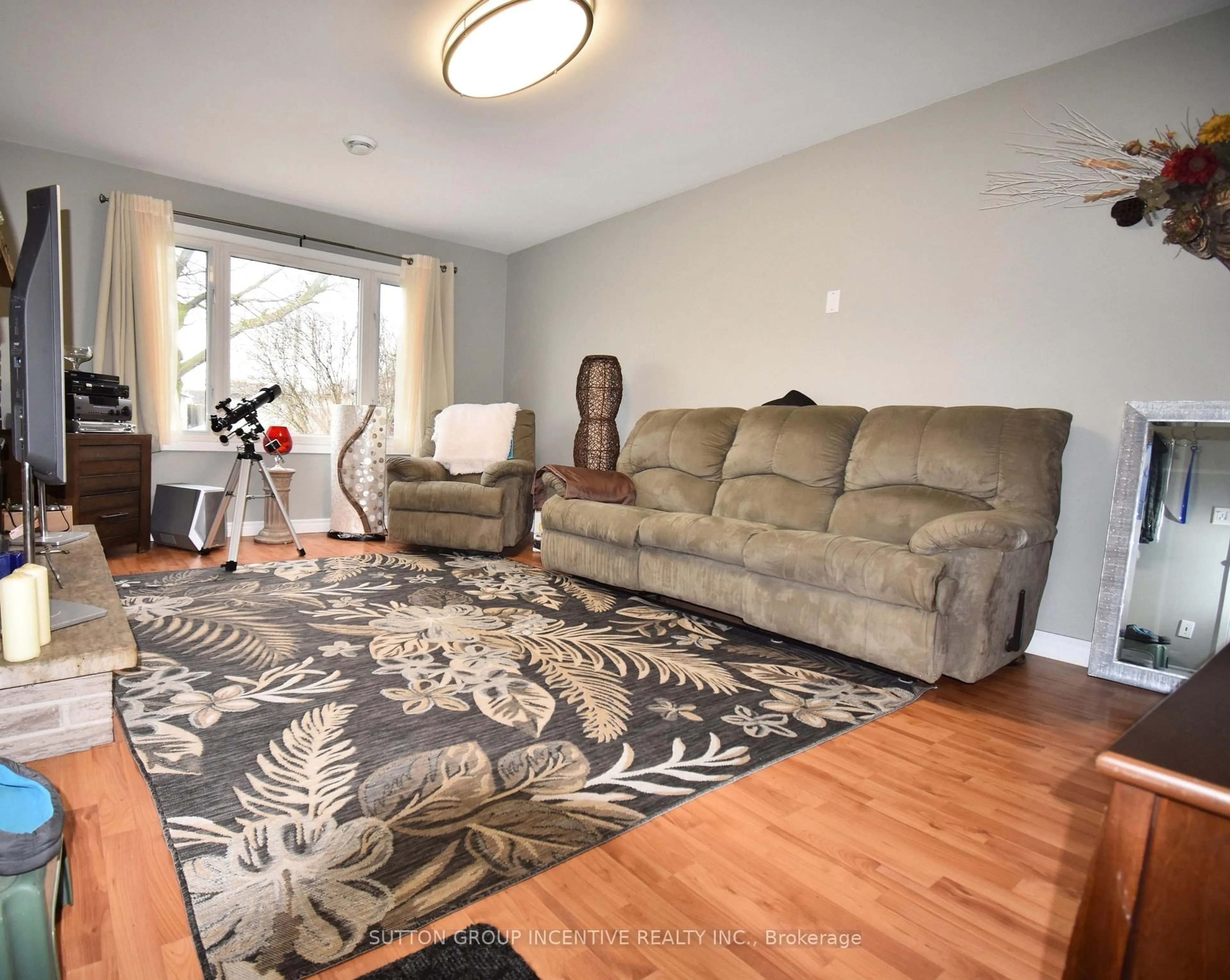 Living room with furniture, carpet floor for 5 Lanark Cres, St. Catharines Ontario L2M 6E1