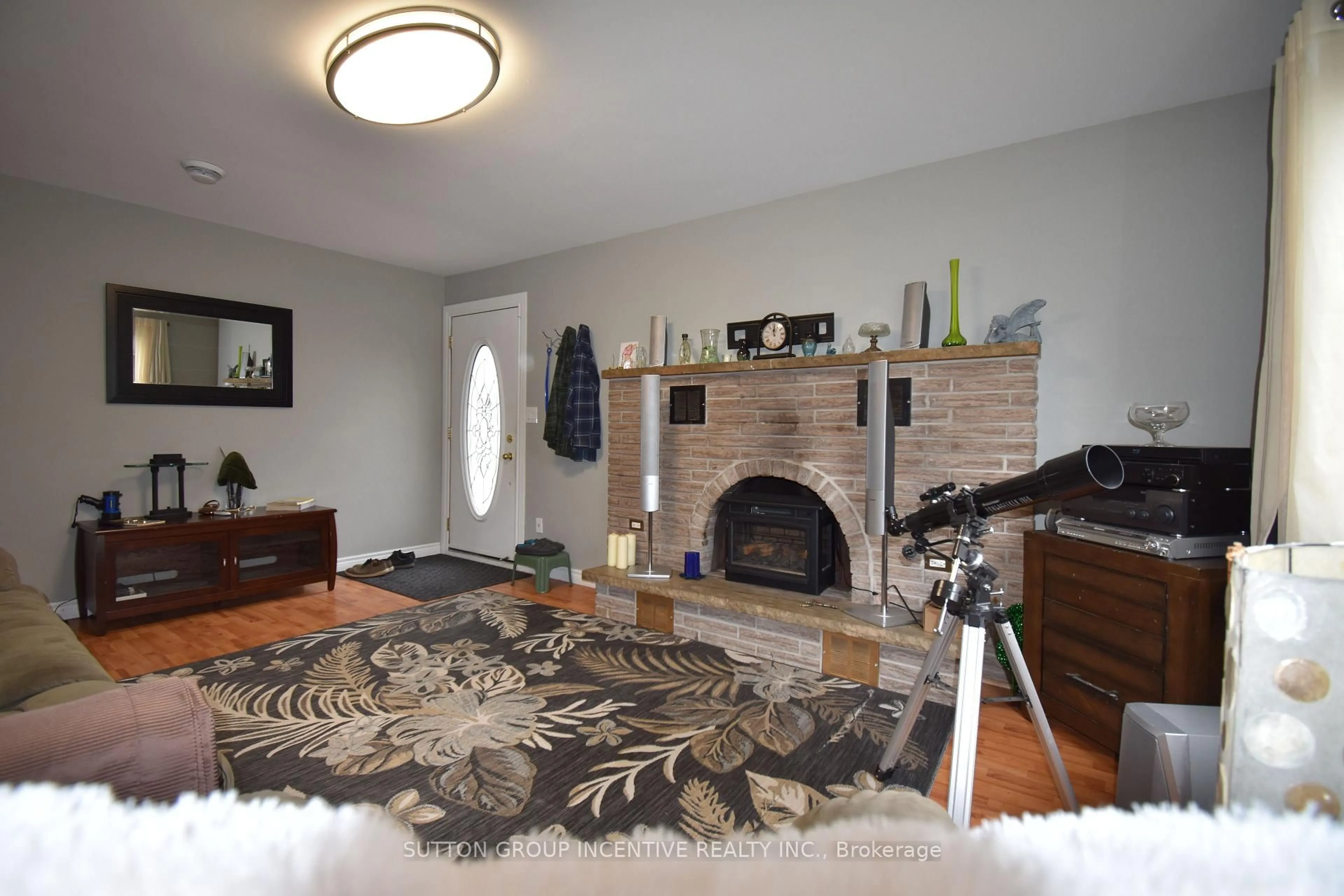 Living room with furniture, unknown for 5 Lanark Cres, St. Catharines Ontario L2M 6E1