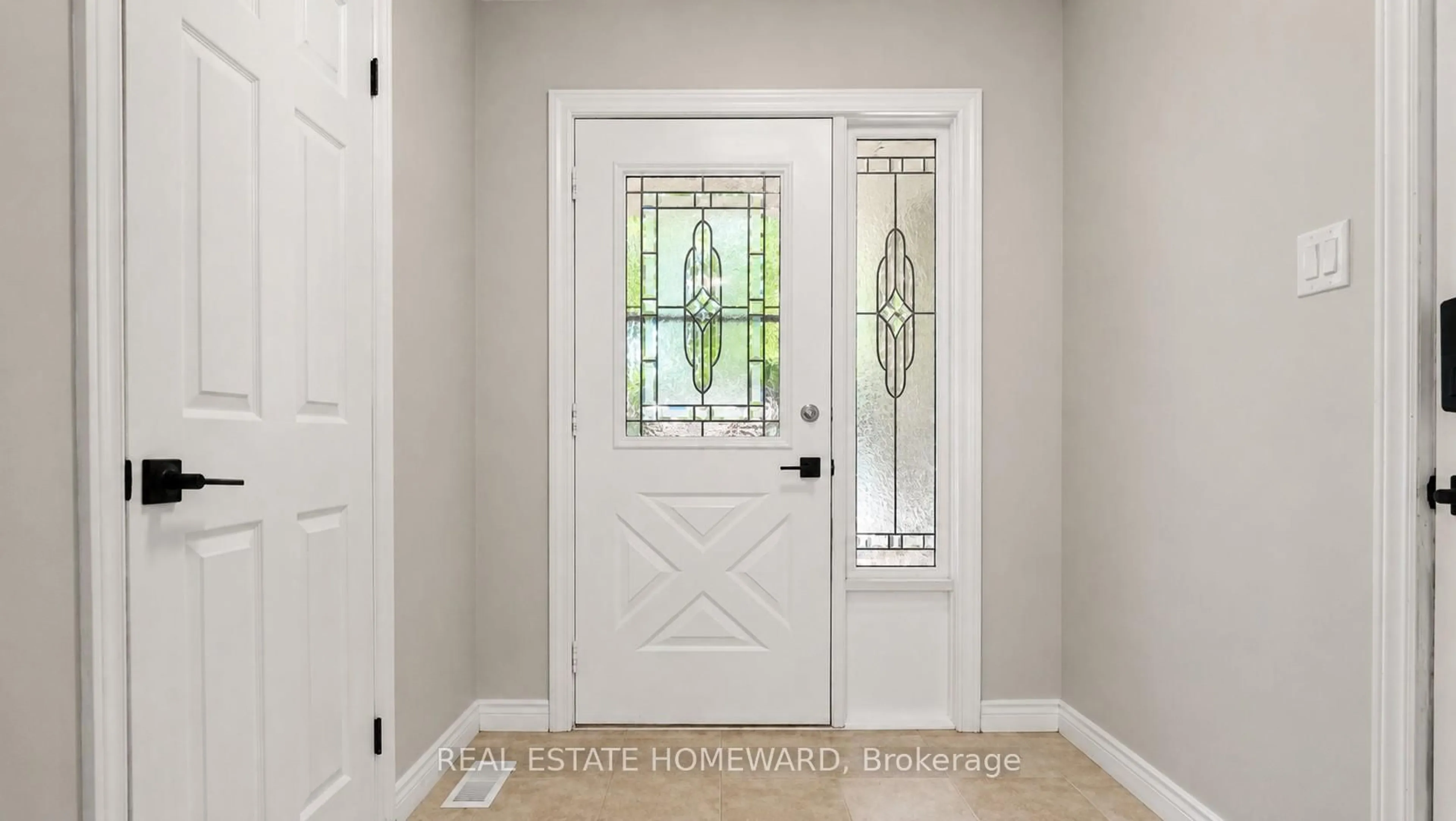 Indoor entryway for 39 Tomahawk Dr, Grimsby Ontario L3M 5G5