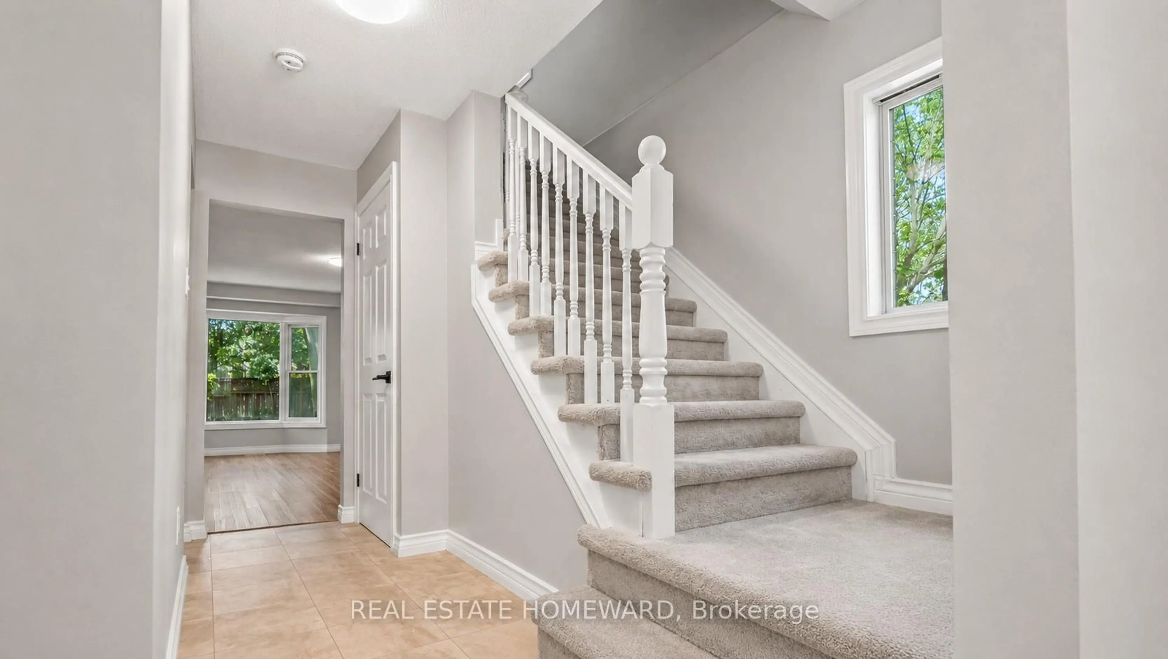 Indoor entryway for 39 Tomahawk Dr, Grimsby Ontario L3M 5G5