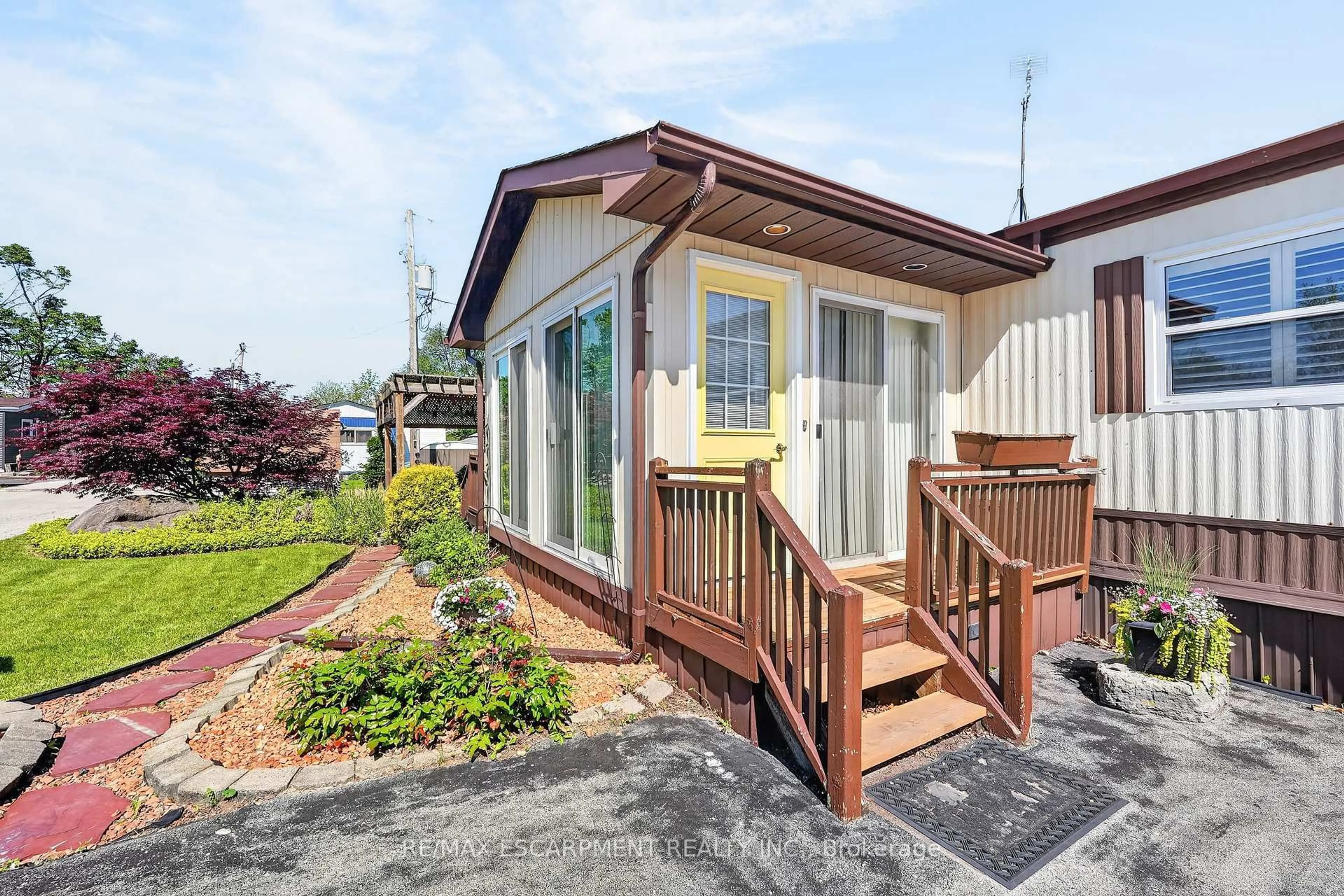 Patio, street for 4450 David Lane, Lincoln Ontario L3J 0W1