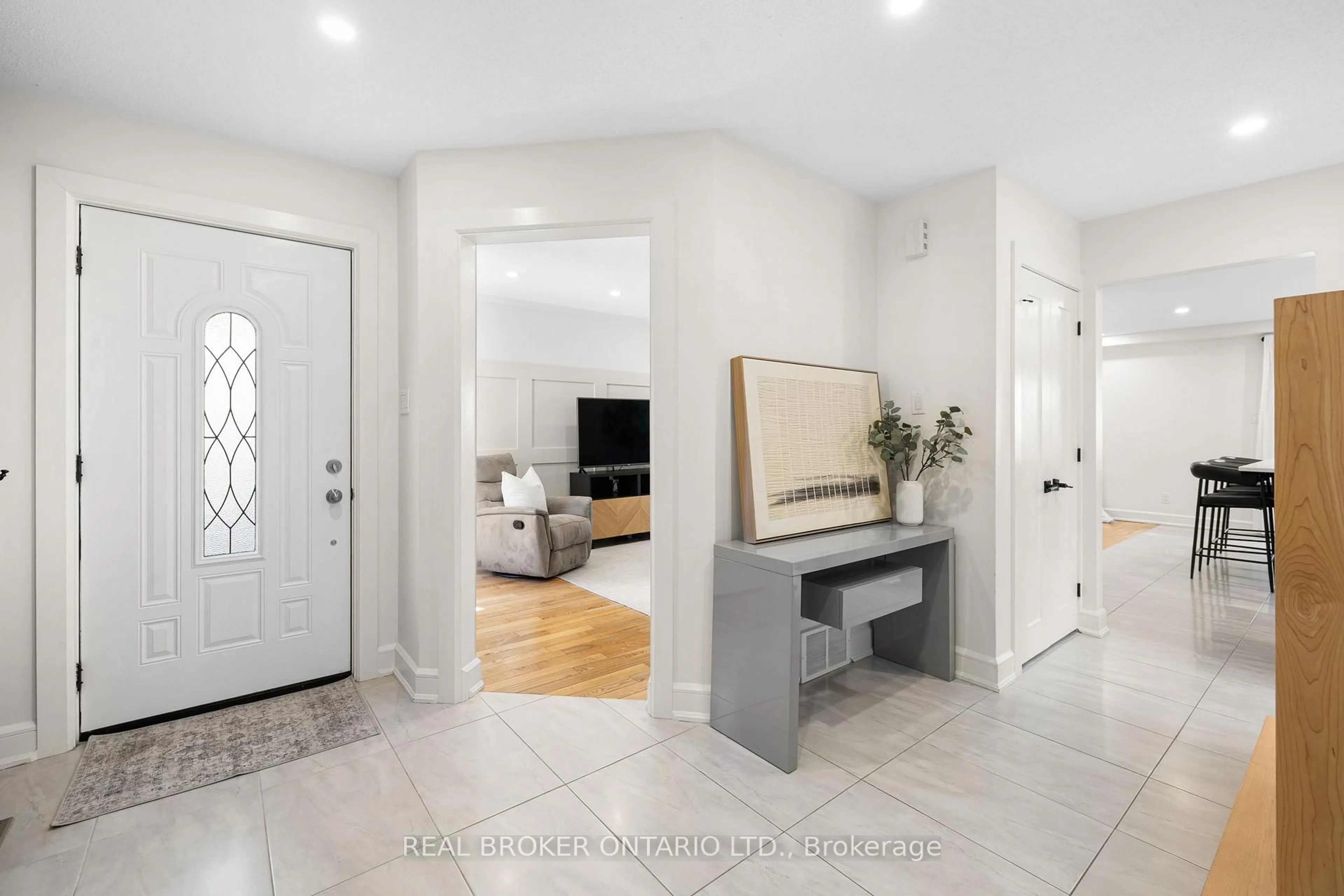 Indoor entryway for 2058 Wildflower Dr, Orleans Ontario K1E 3R3