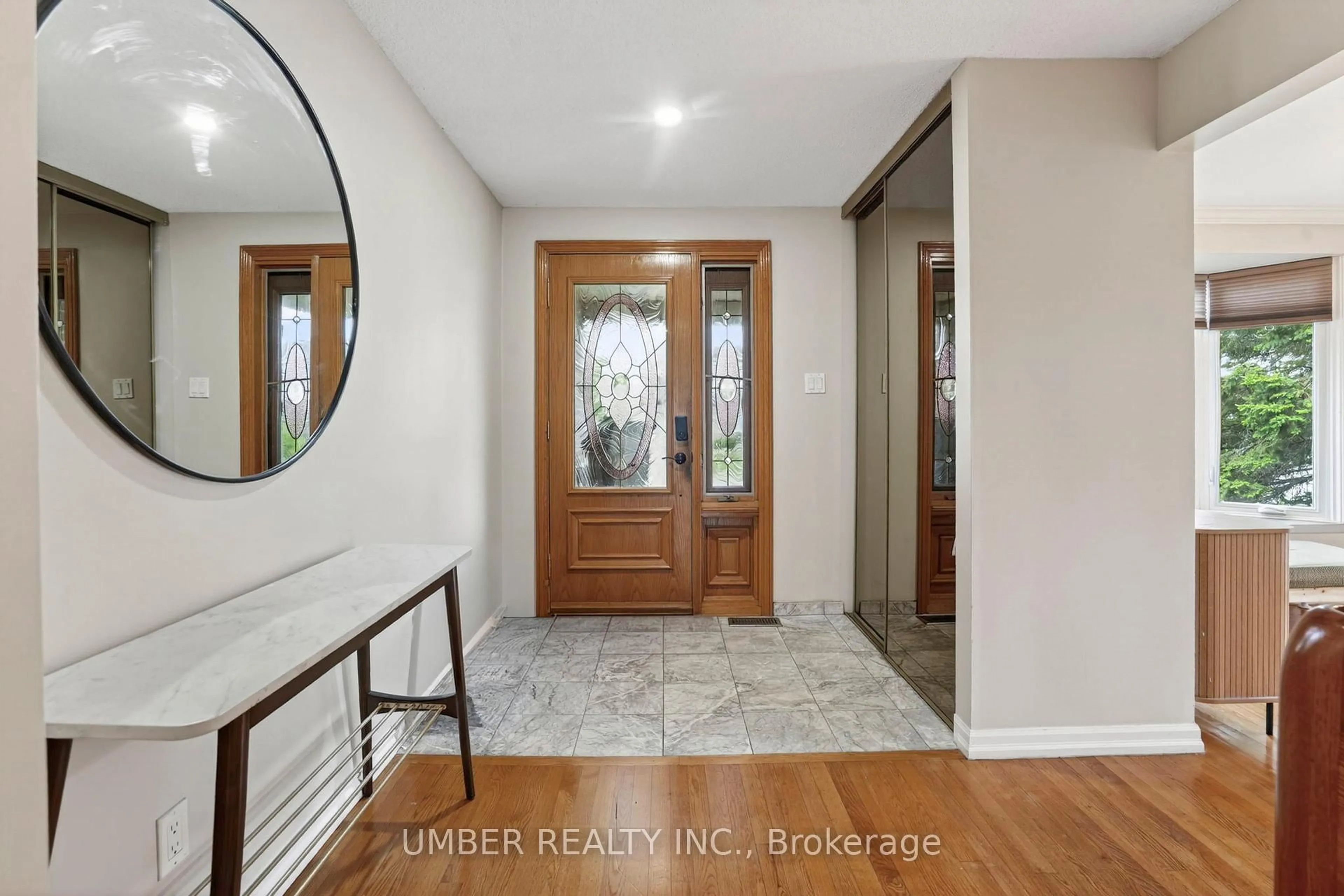 Indoor entryway for 258 Anglehart Ave, Orleans Ontario K1E 2V9