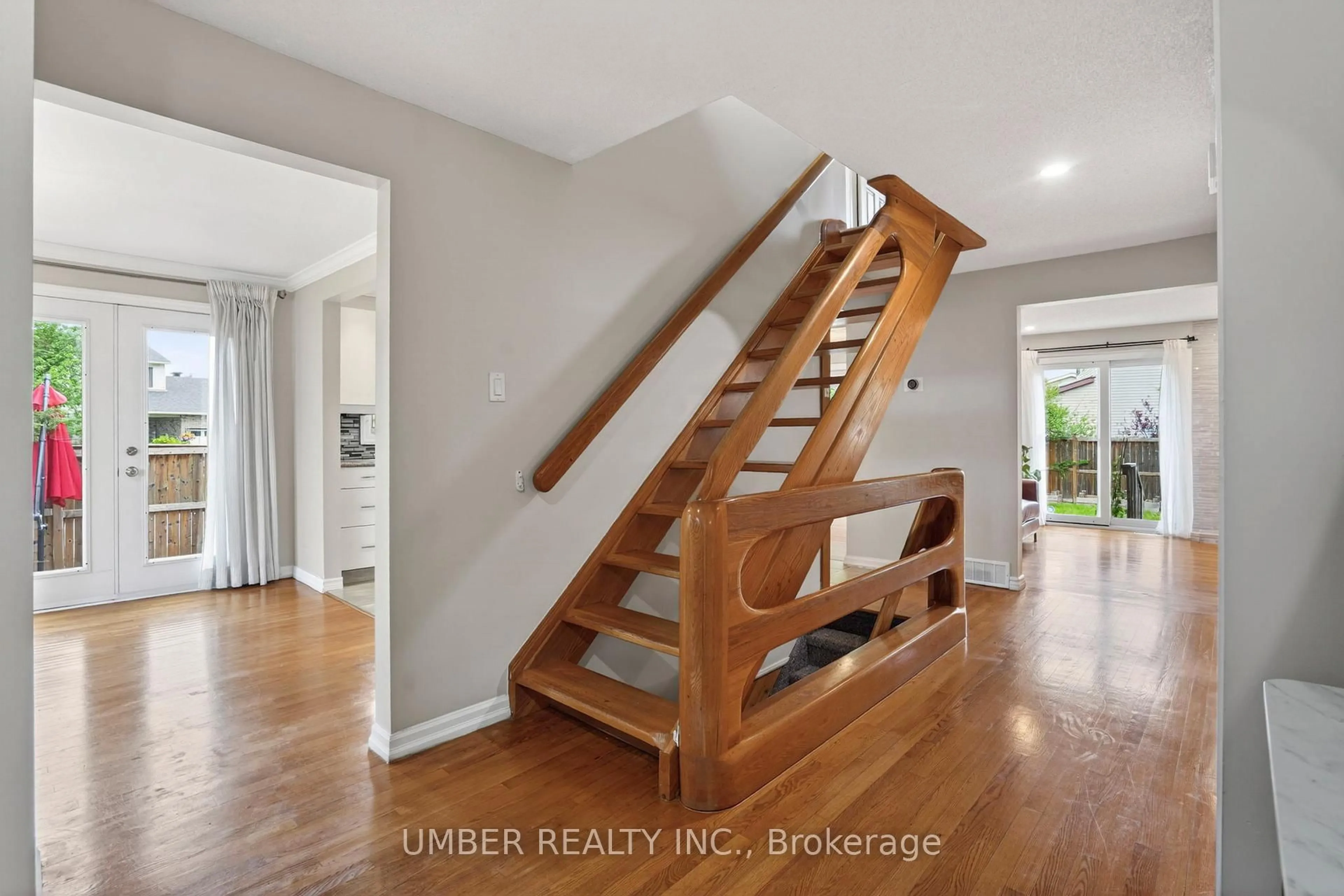 Indoor entryway for 258 Anglehart Ave, Orleans Ontario K1E 2V9