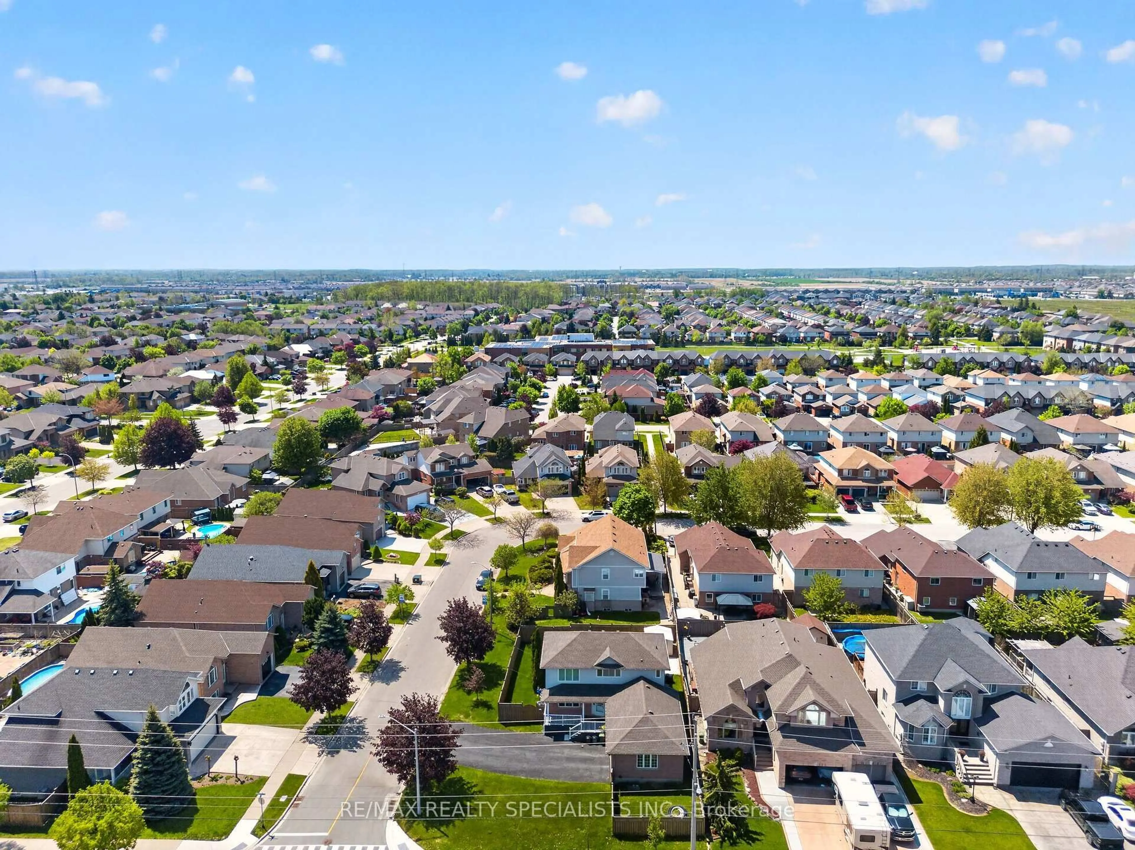 A pic from outside/outdoor area/front of a property/back of a property/a pic from drone, unknown for 19 SIDNEY Cres, Hamilton Ontario L8J 3W1