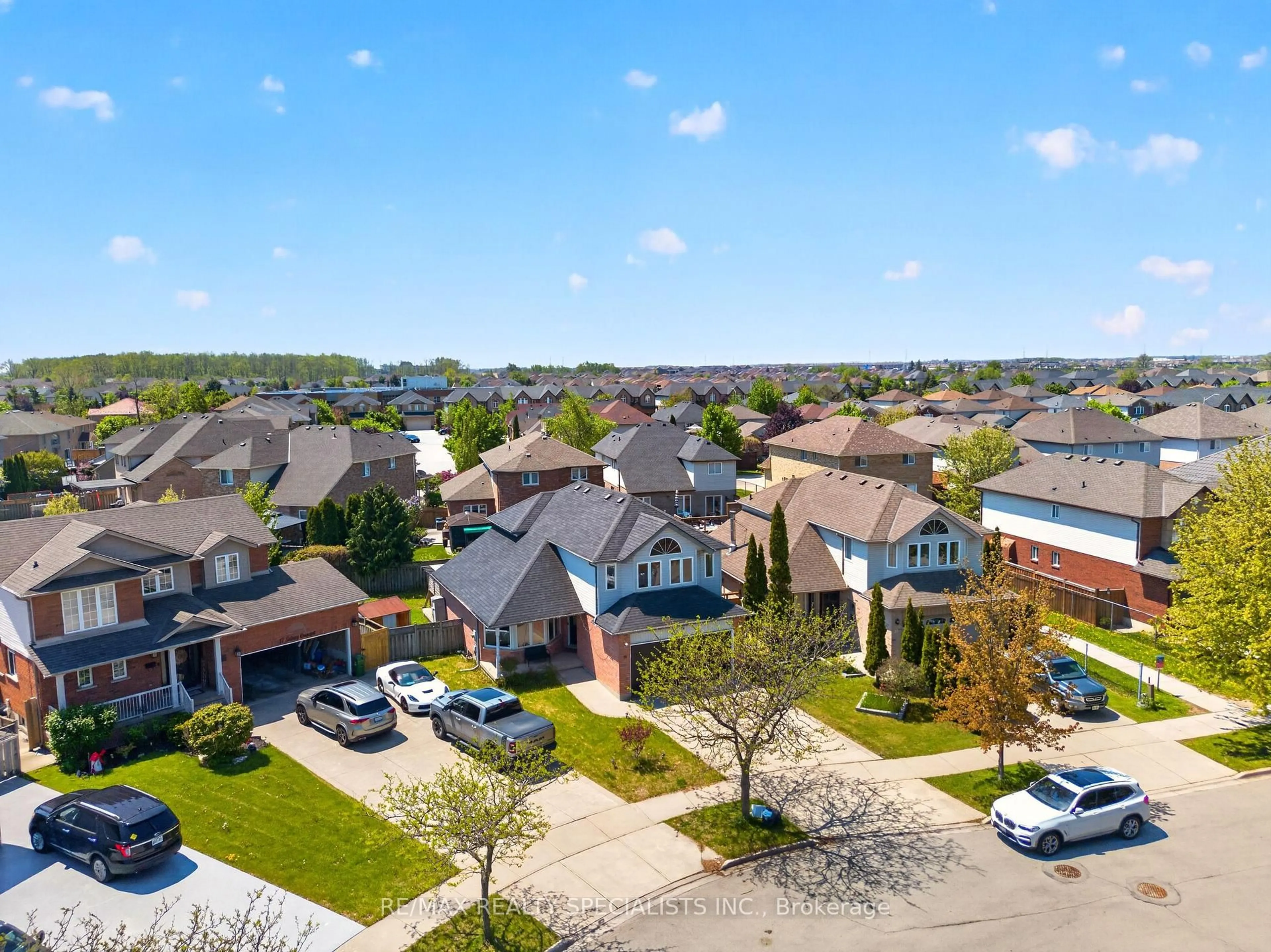 A pic from outside/outdoor area/front of a property/back of a property/a pic from drone, street for 19 SIDNEY Cres, Hamilton Ontario L8J 3W1