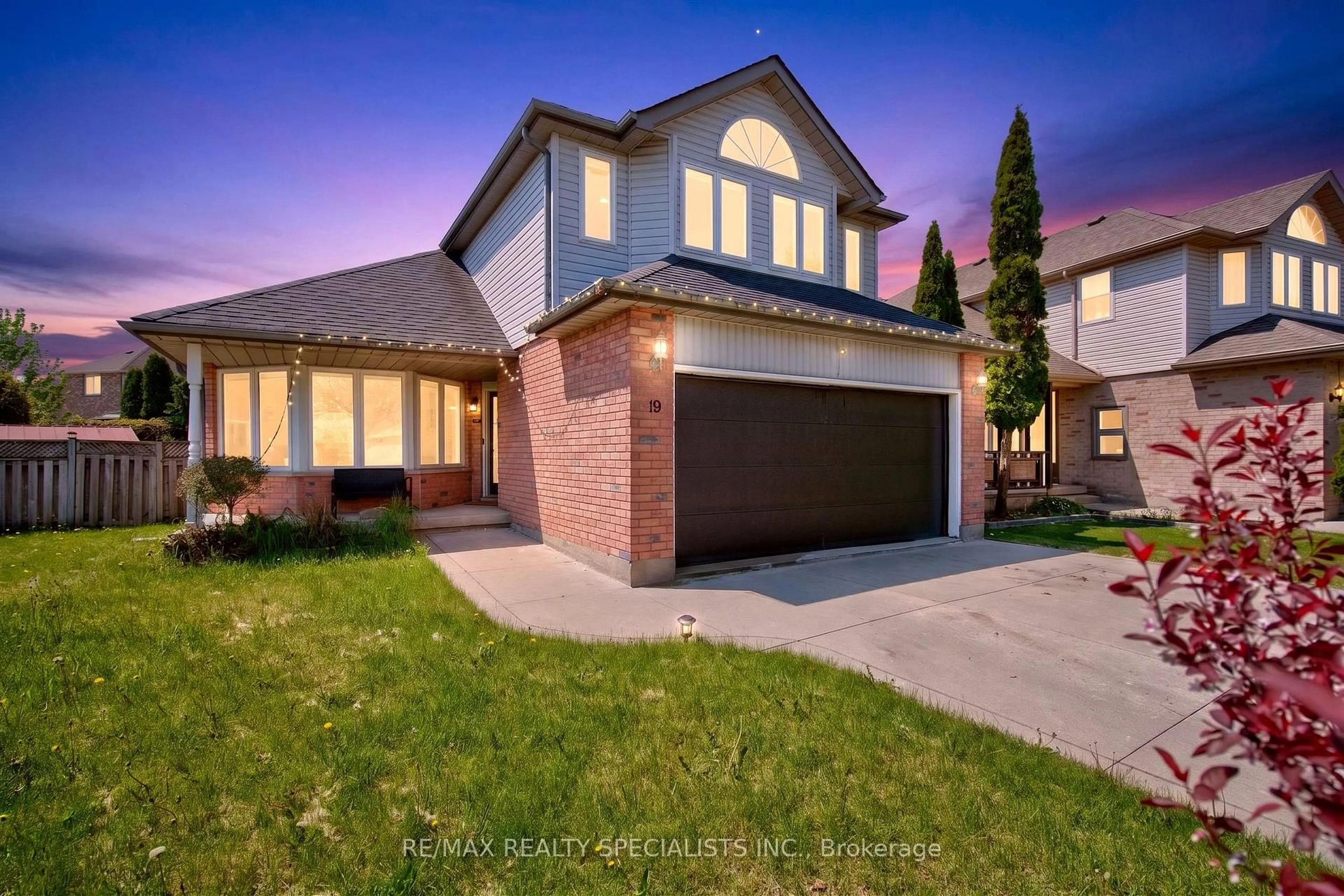 Home with brick exterior material, street for 19 SIDNEY Cres, Hamilton Ontario L8J 3W1