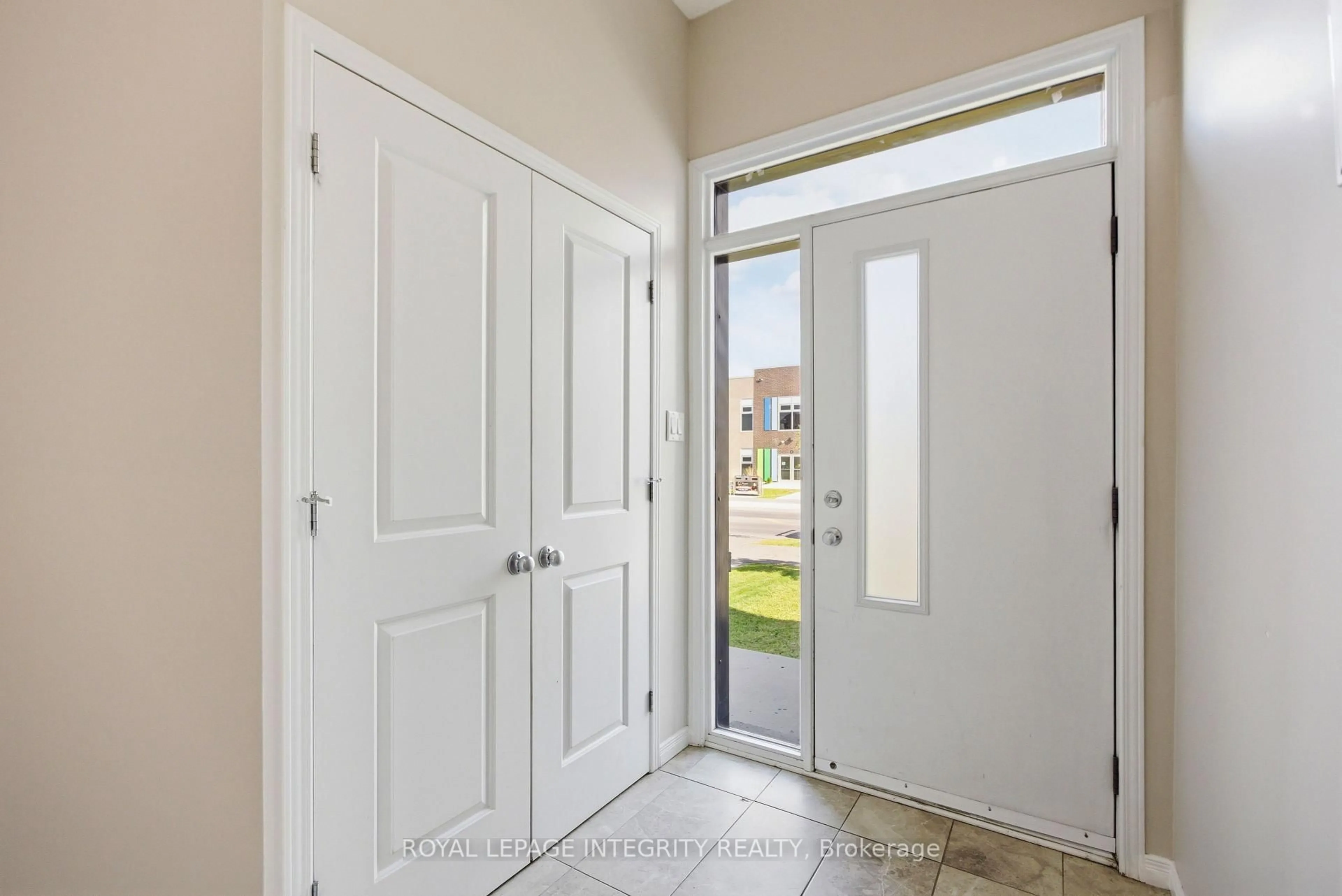 Indoor entryway for 459 Cope Dr, Ottawa Ontario K2V 0P1