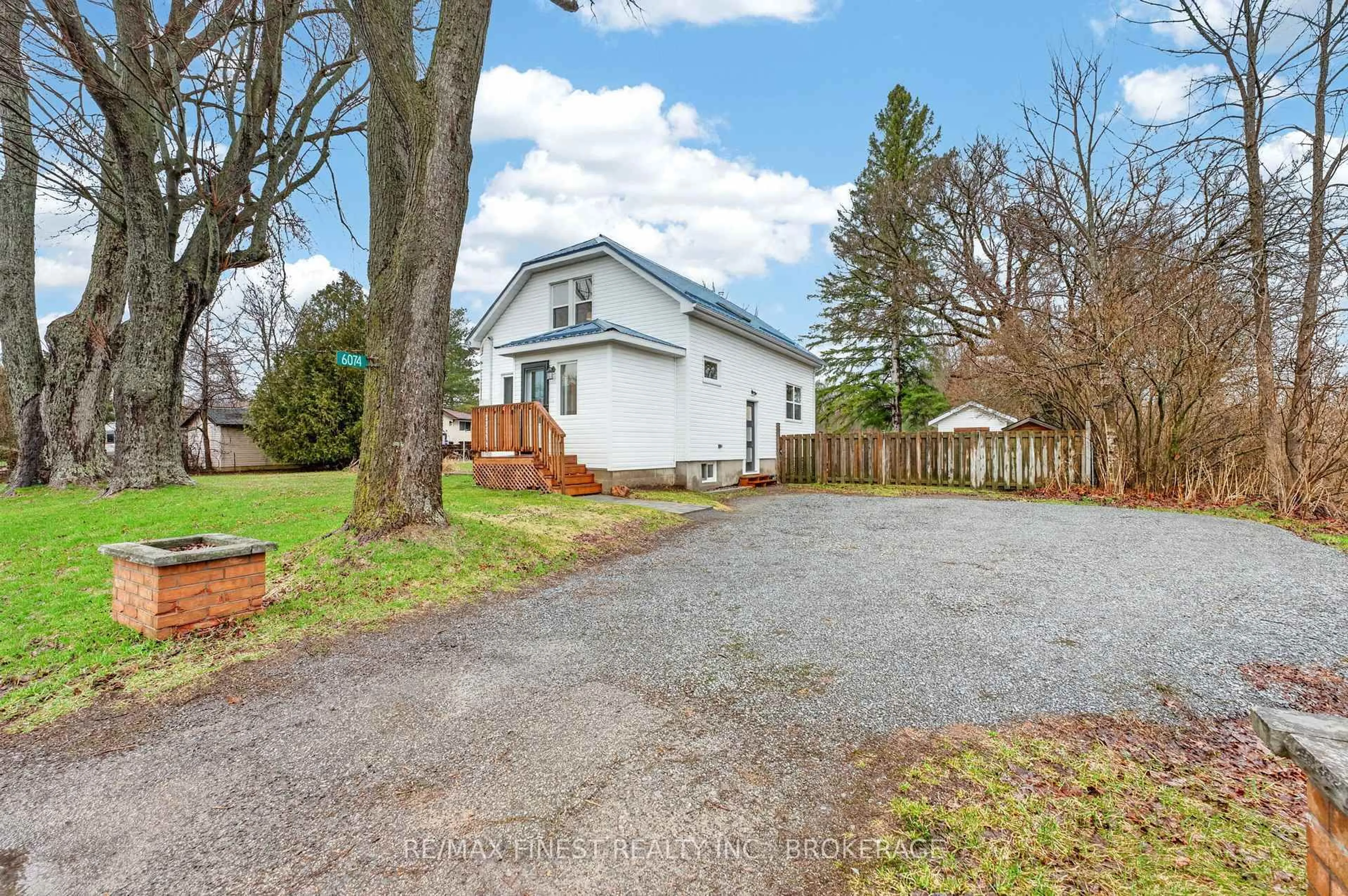 A pic from outside/outdoor area/front of a property/back of a property/a pic from drone, street for 6074 Bank St, Verona Ontario K0H 2W0