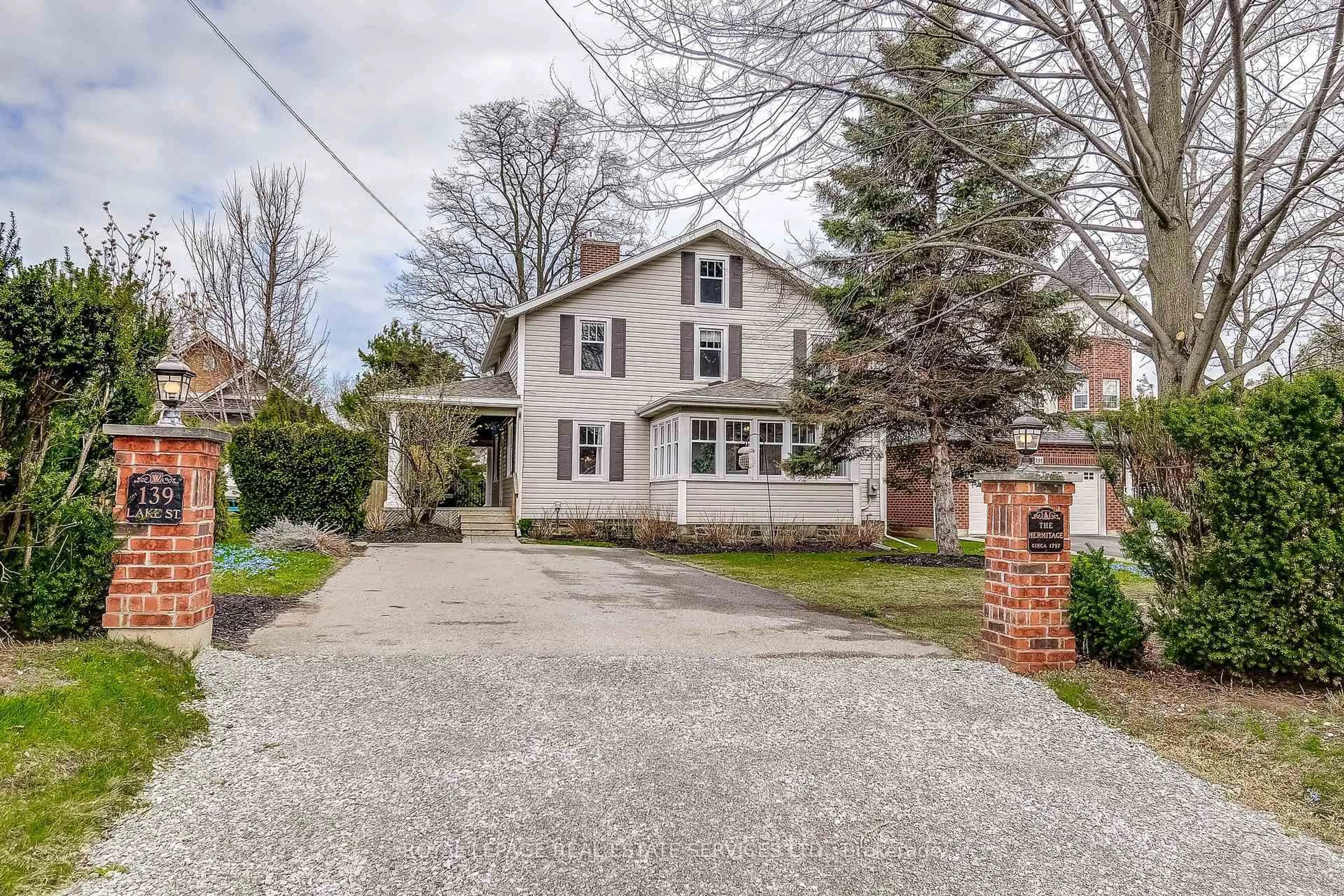 A pic from outside/outdoor area/front of a property/back of a property/a pic from drone, street for 139 Lake St, Grimsby Ontario L3M 4M6