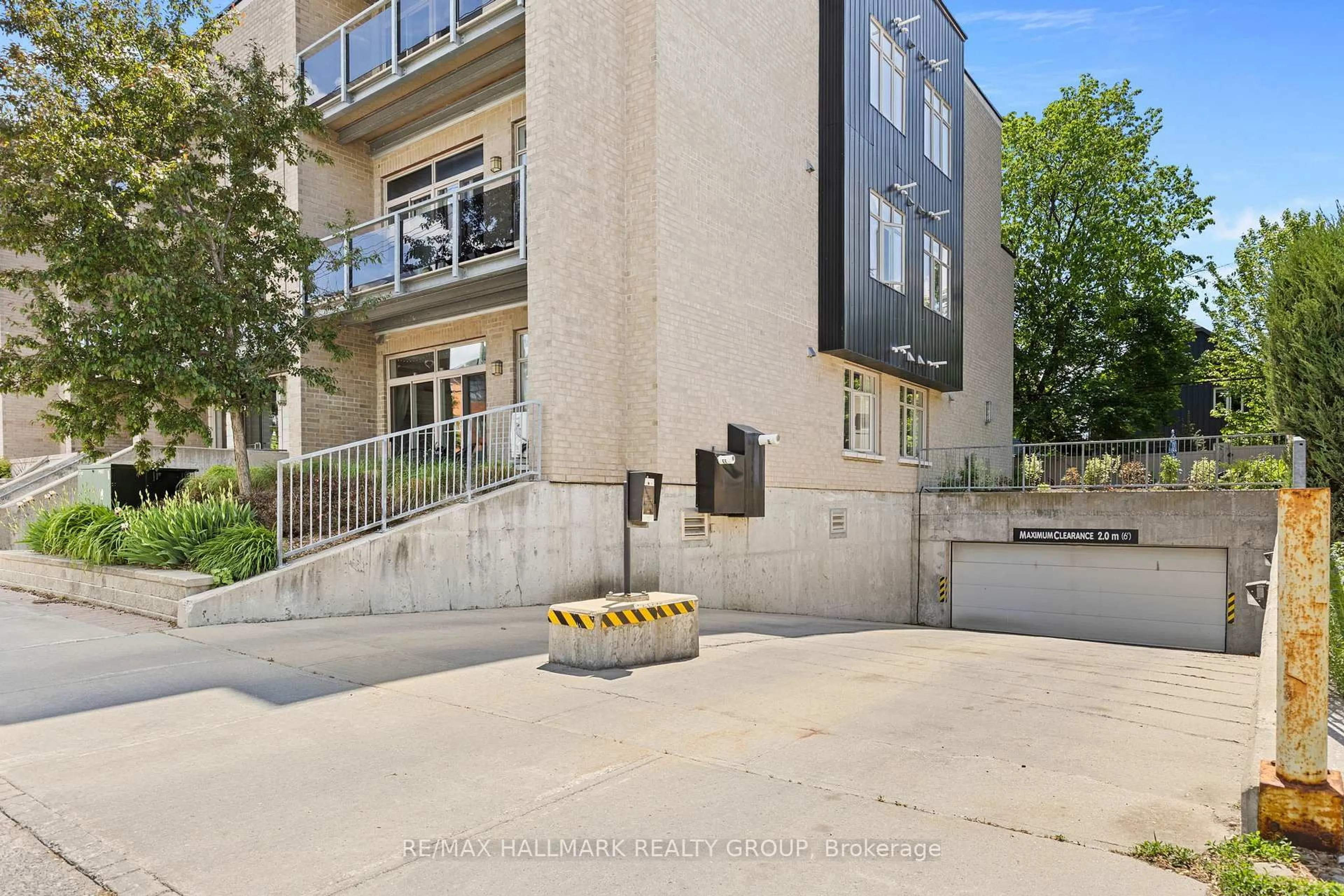 Patio, street for 682 Churchill Ave #311, Ottawa Ontario K1Z 5G5