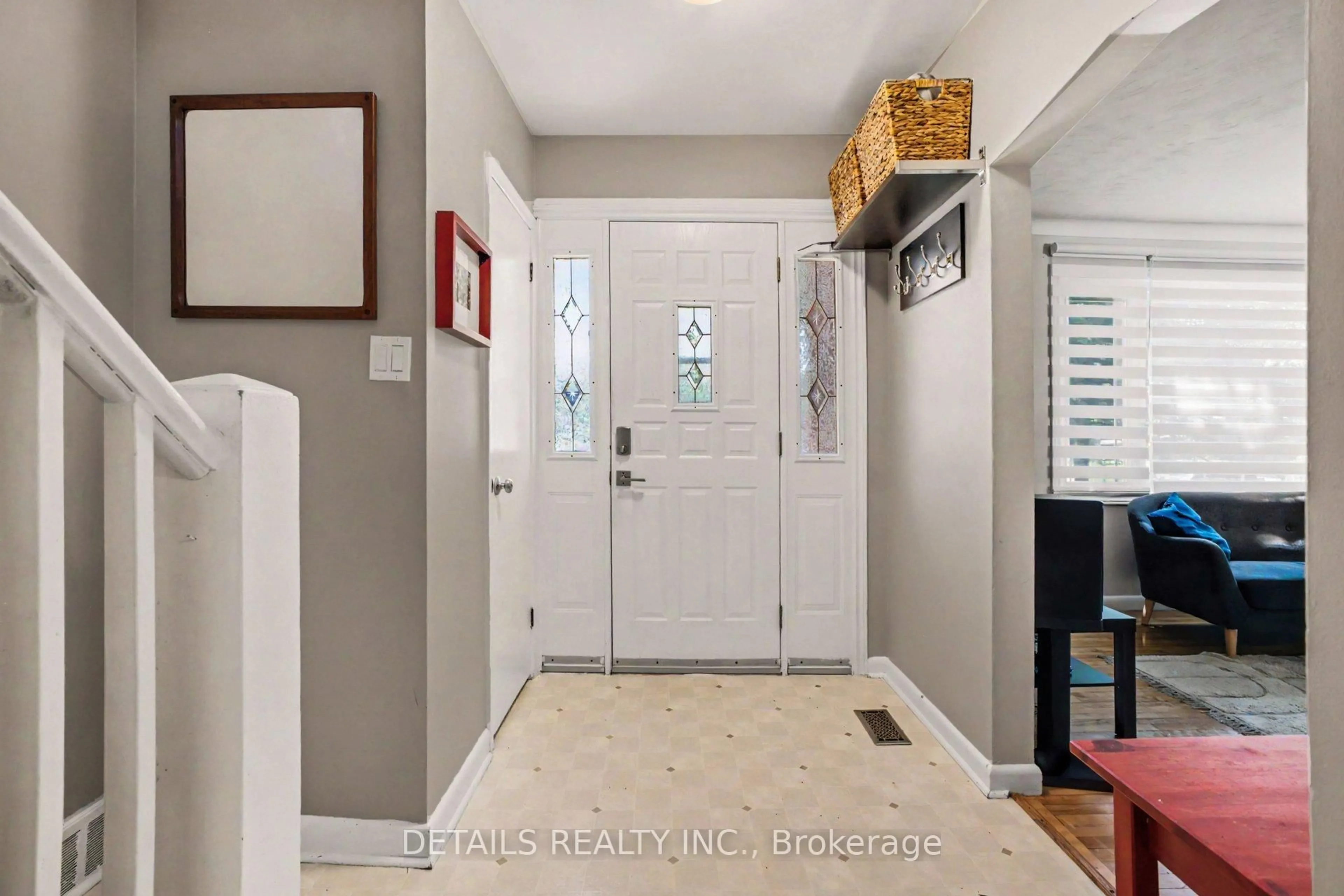Indoor entryway for 1233 Checkers Rd, Ottawa Ontario K2C 2S8