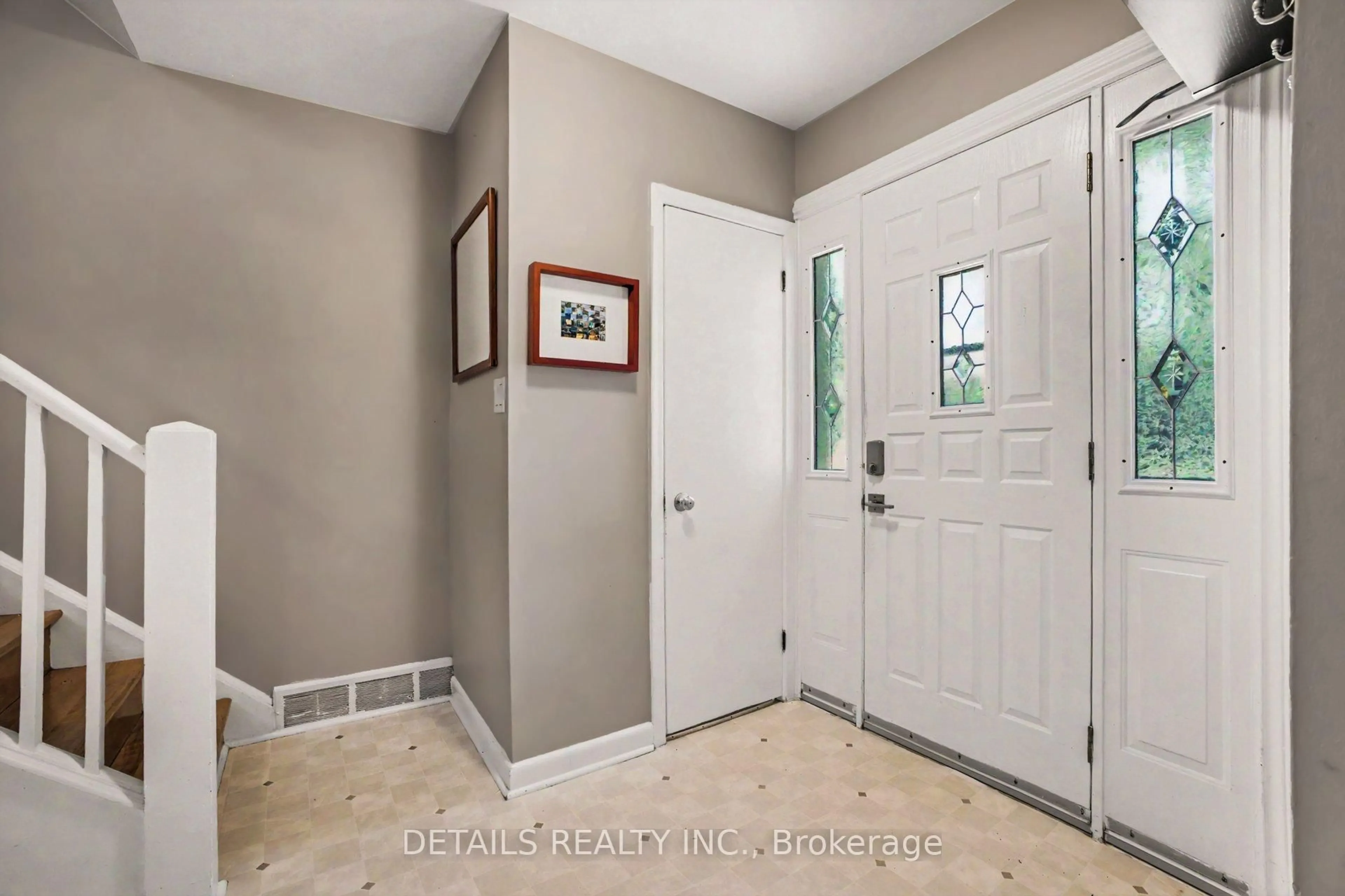 Indoor entryway for 1233 Checkers Rd, Ottawa Ontario K2C 2S8