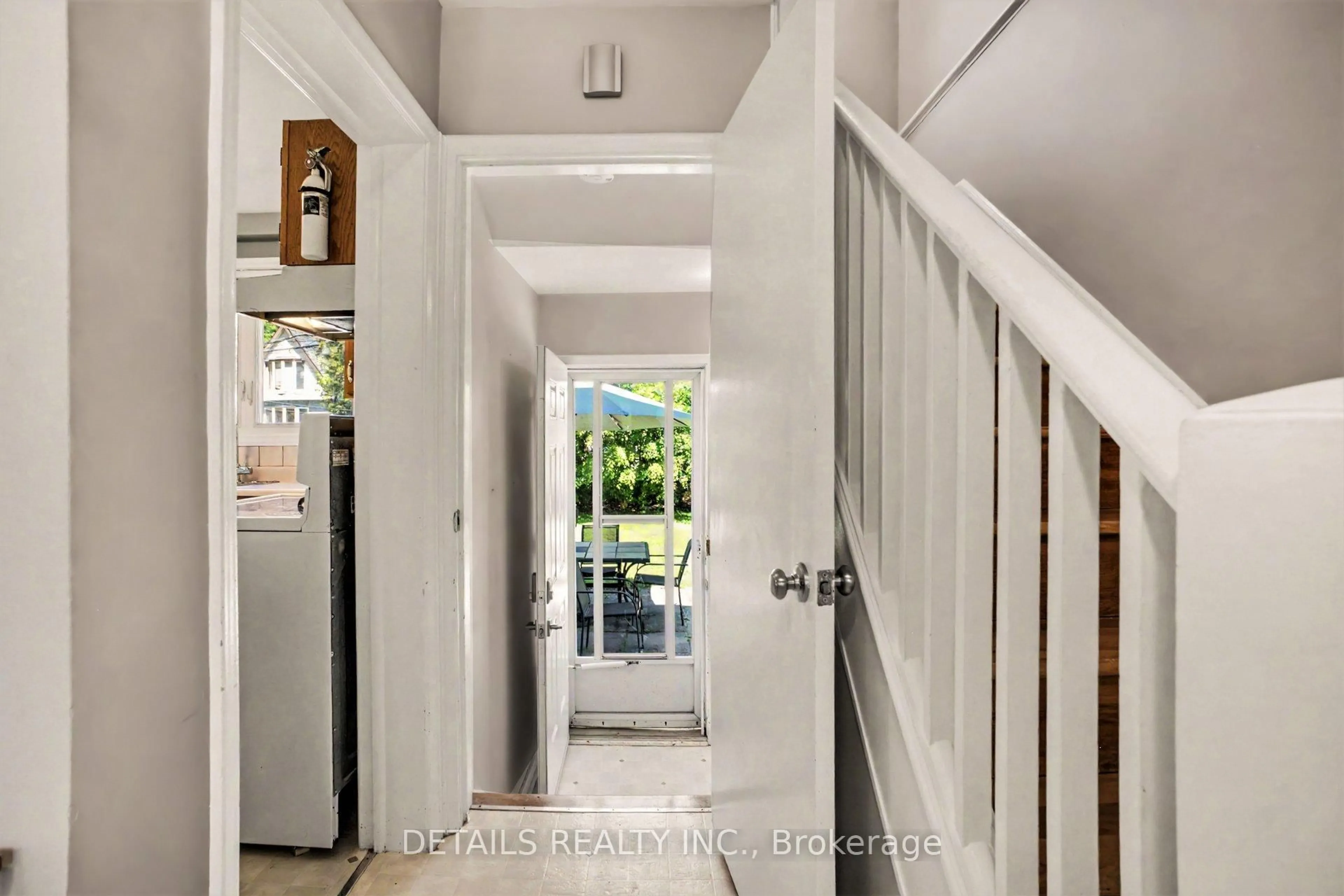 Indoor entryway for 1233 Checkers Rd, Ottawa Ontario K2C 2S8