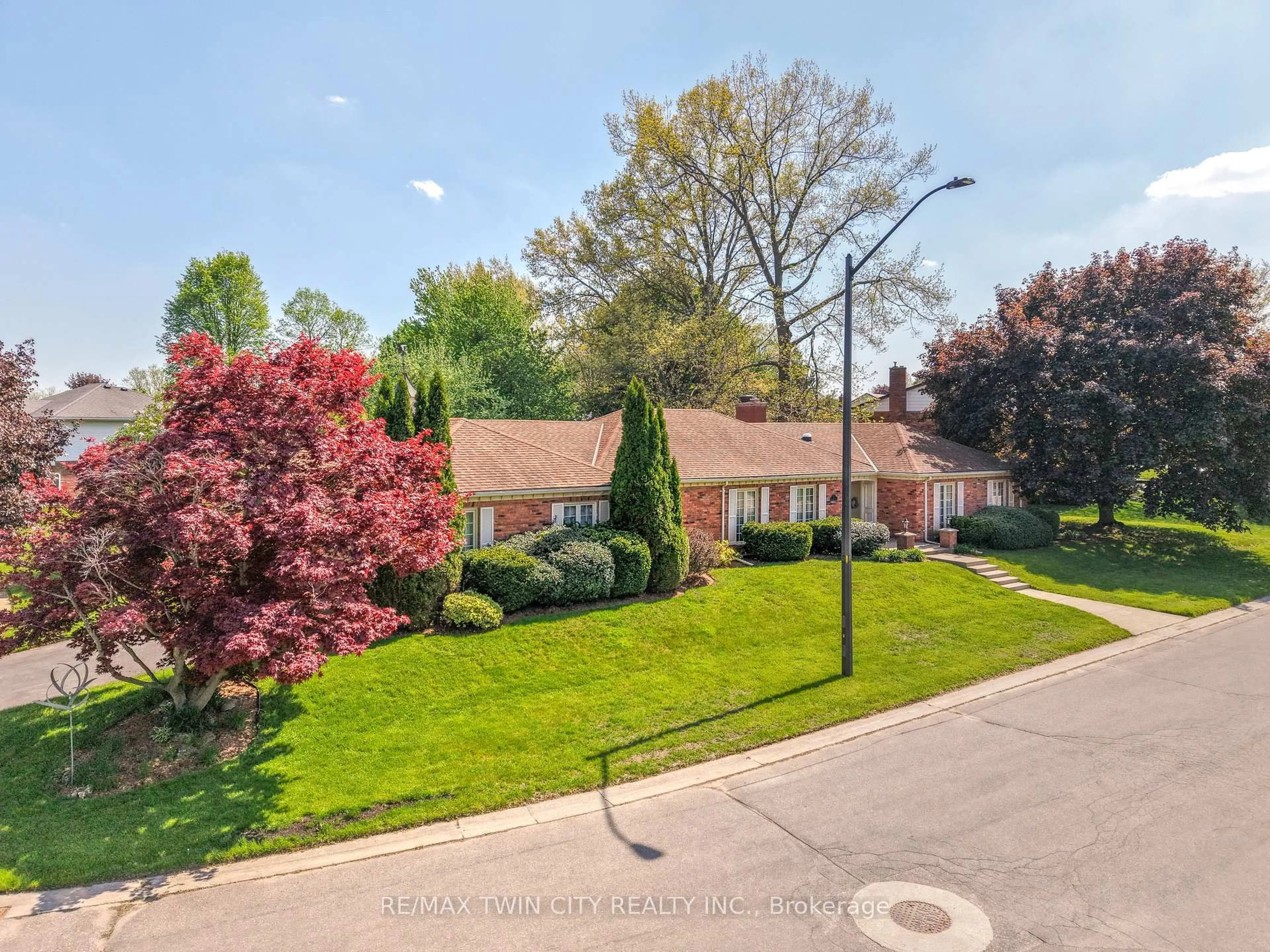 A pic from outside/outdoor area/front of a property/back of a property/a pic from drone, street for 3 Fieldstone Circ, Brantford Ontario N3R 6S7