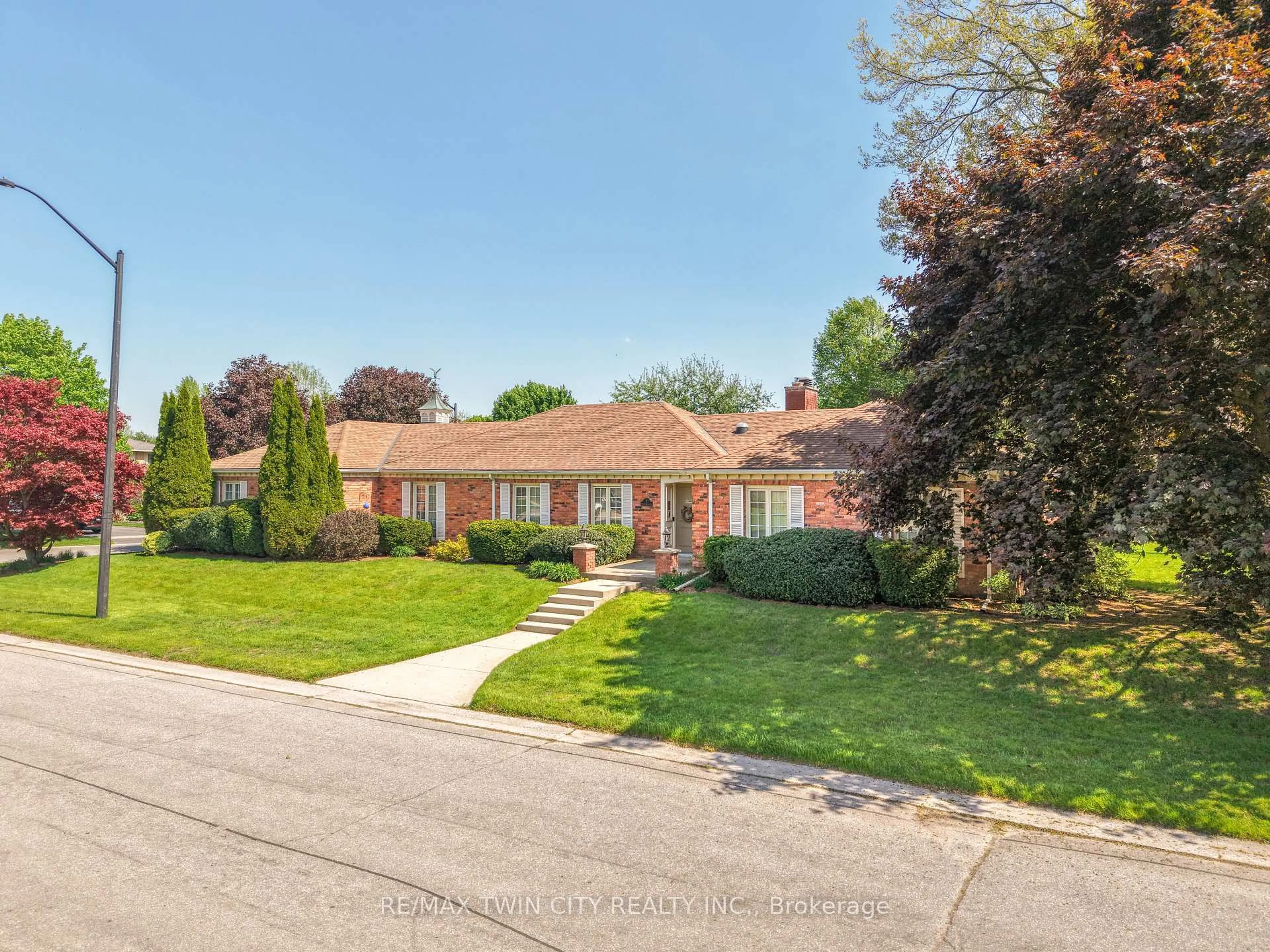Home with brick exterior material, street for 3 Fieldstone Circ, Brantford Ontario N3R 6S7
