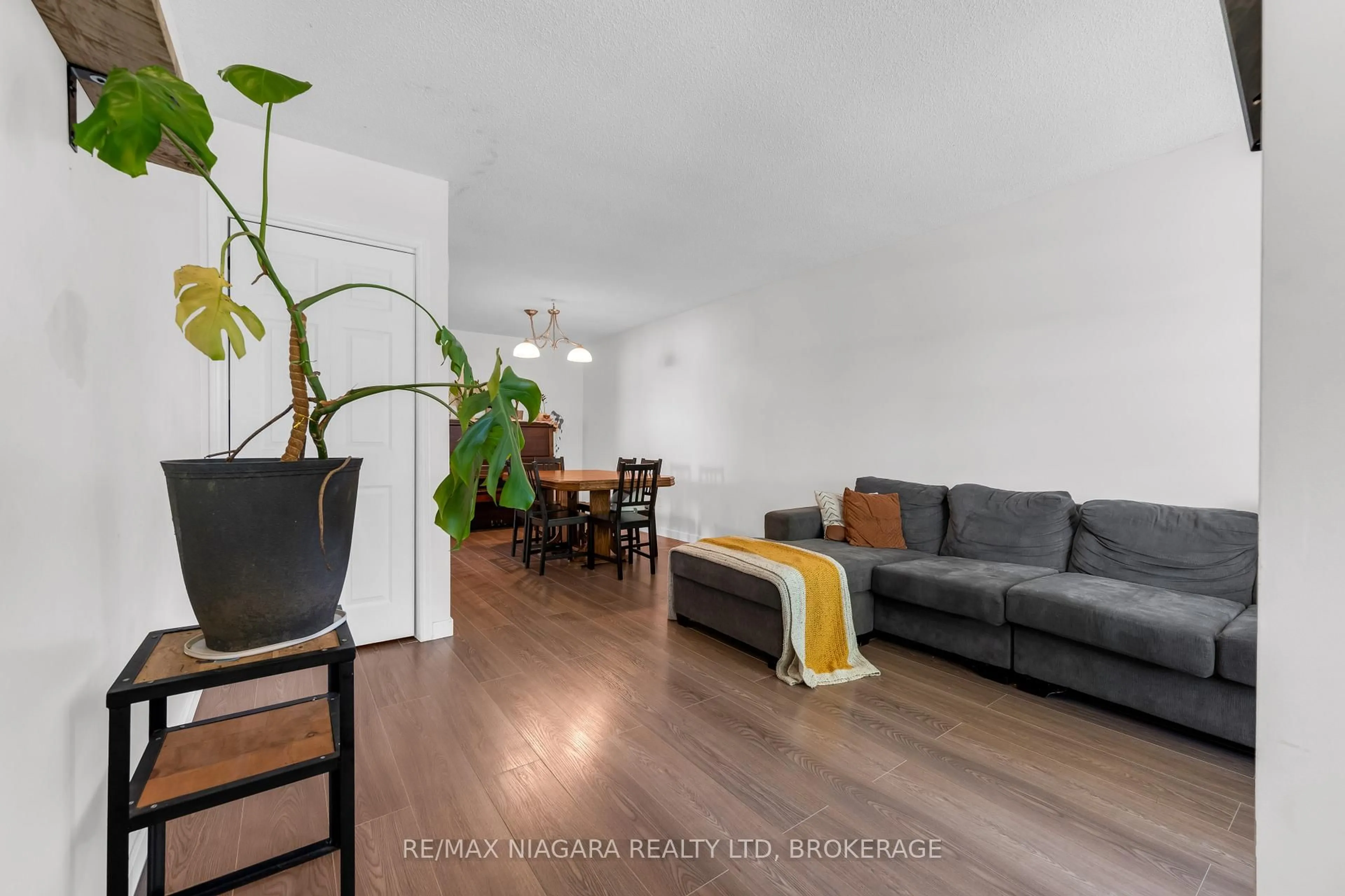 Living room with furniture, wood/laminate floor for 7 Hillcrest Rd, Port Colborne Ontario L3K 6B2