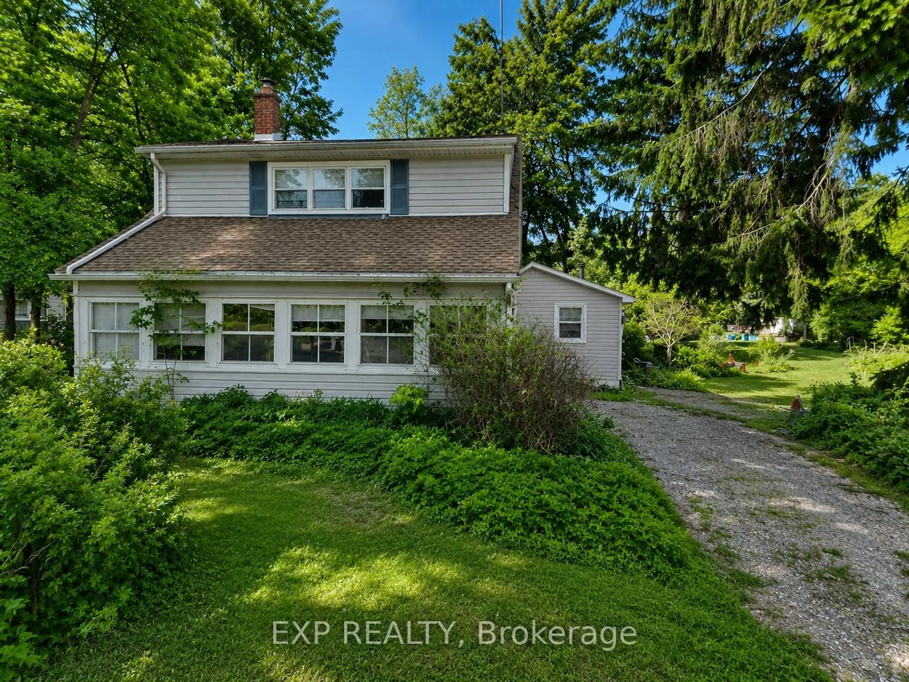 A pic from outside/outdoor area/front of a property/back of a property/a pic from drone, unknown for 3226 Pine Ave, Fort Erie Ontario L0S 1N0