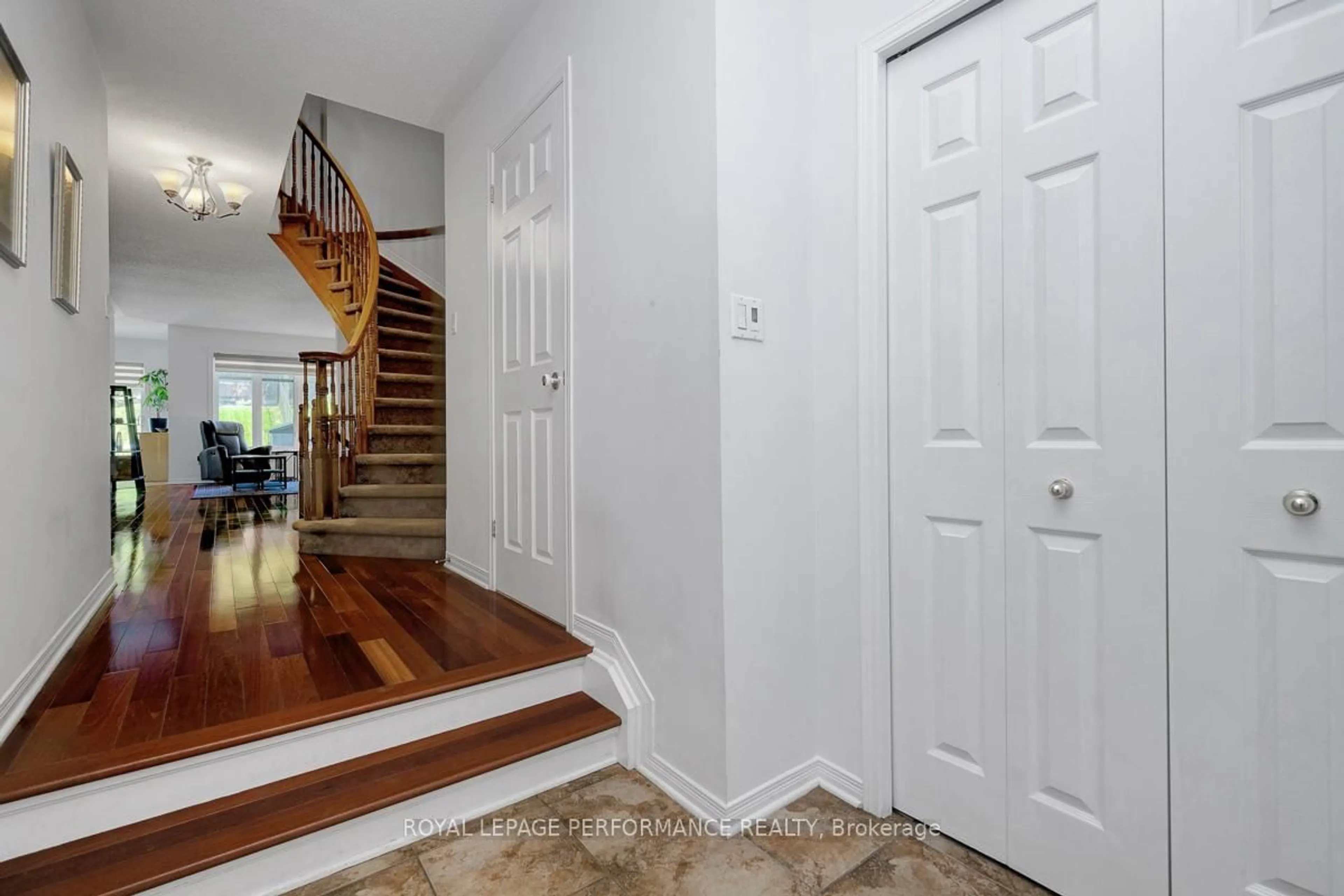 Indoor entryway for 167 Duntroon Circ, Ottawa Ontario K1T 4C8