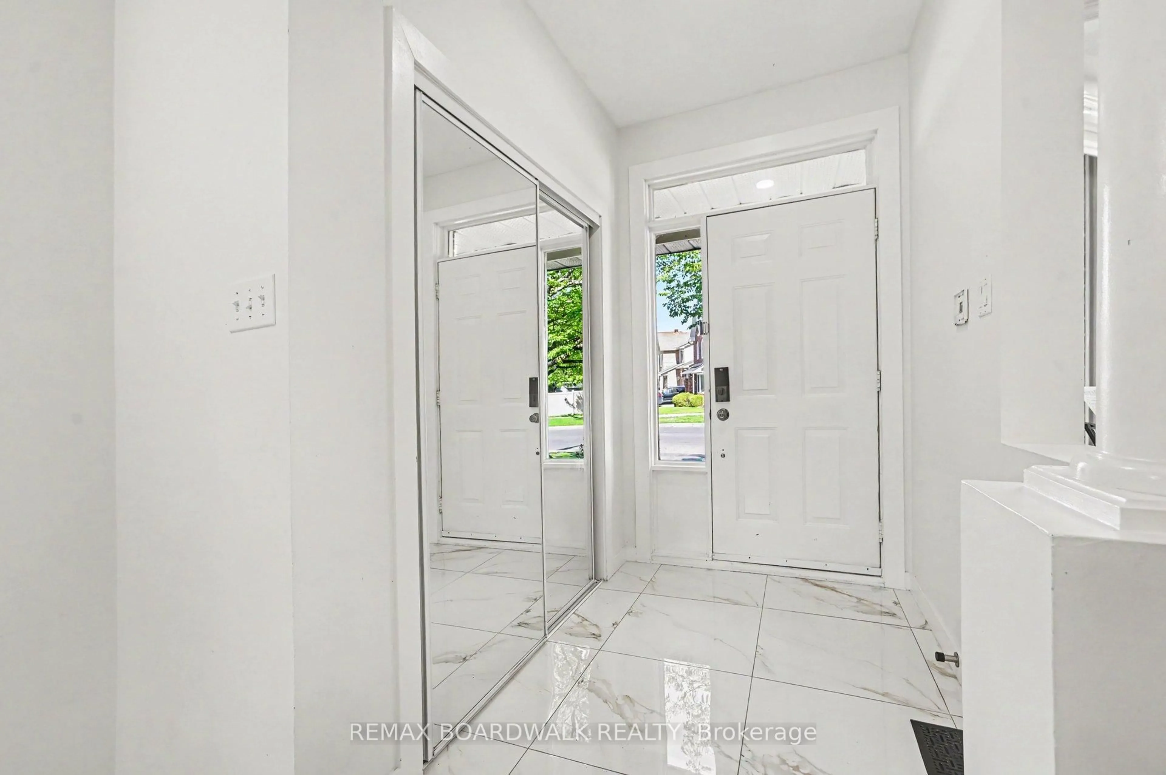 Unknown for 6072 LONGLEAF Dr, Ottawa Ontario K1W 1G4