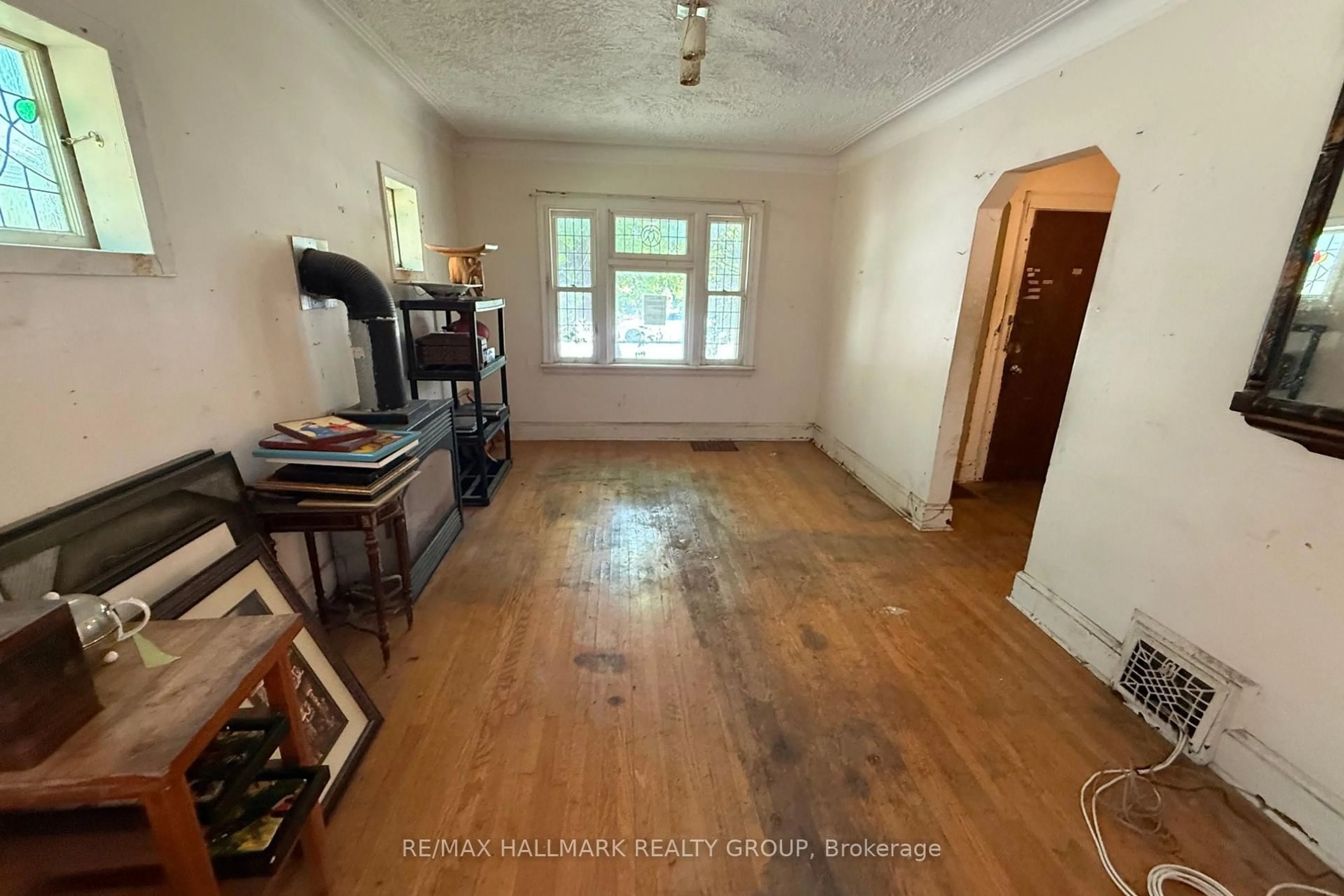 A pic of a room for 142 Clarendon Ave, Ottawa Ontario K1Y 0R5