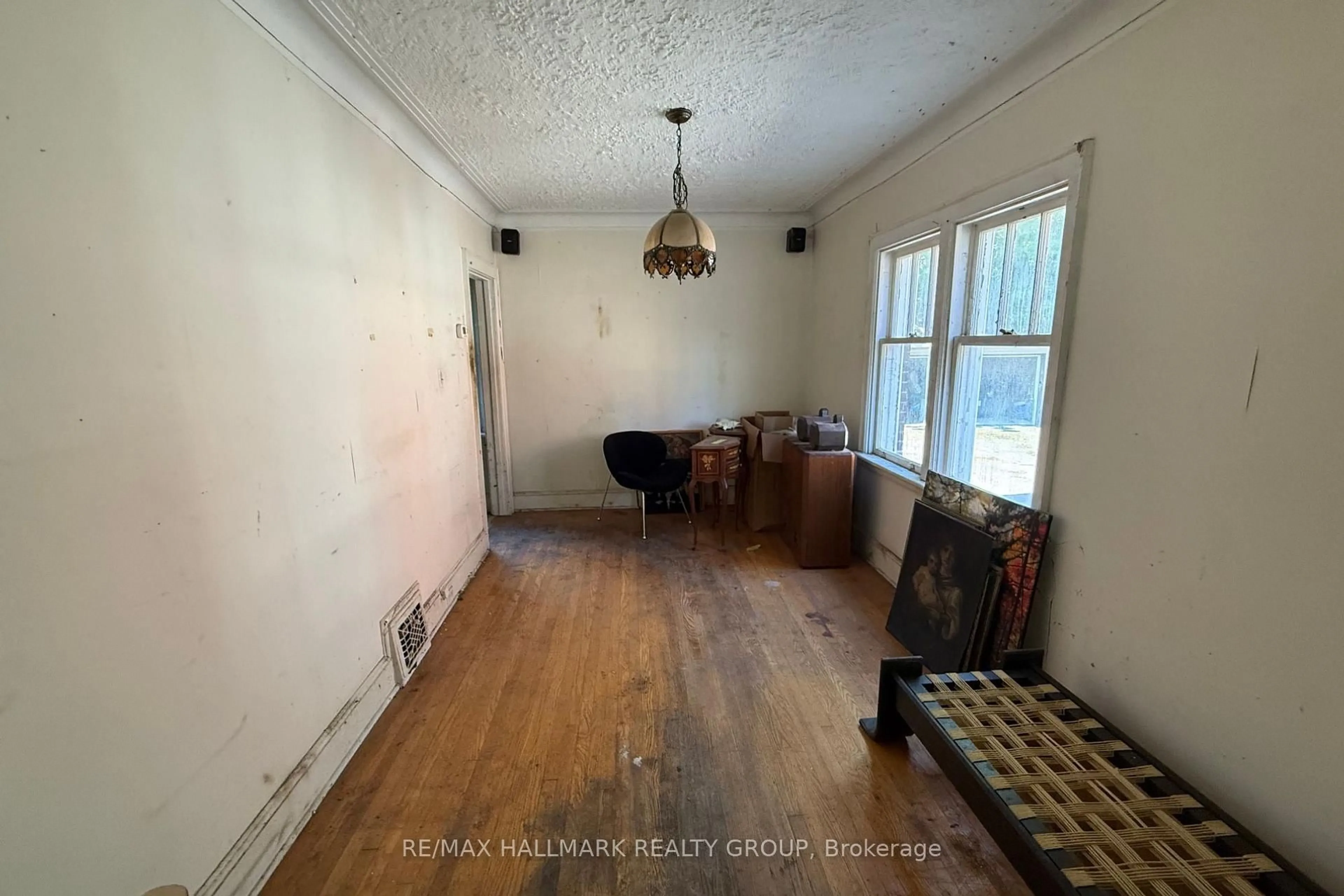 A pic of a room for 142 Clarendon Ave, Ottawa Ontario K1Y 0R5
