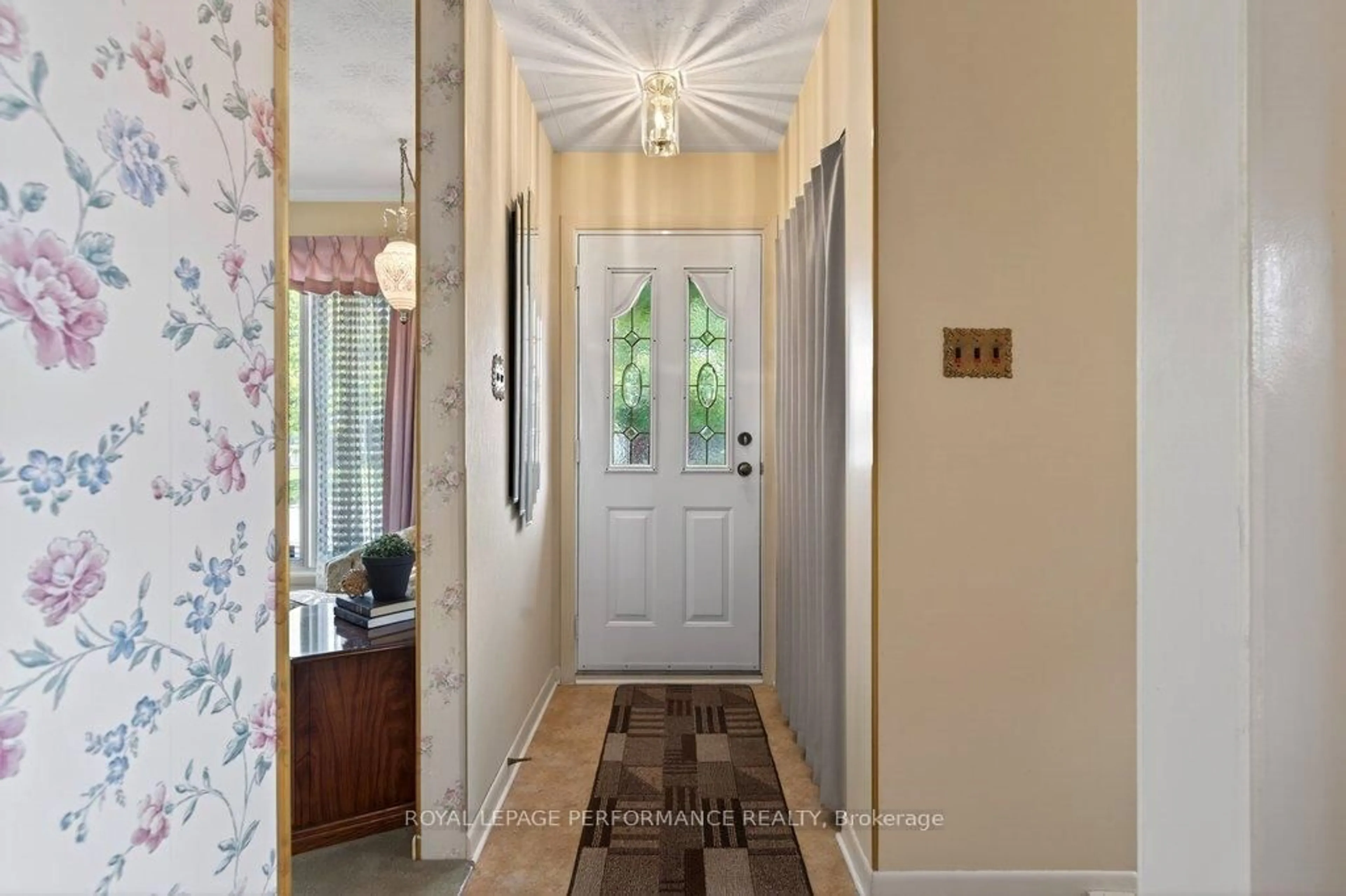 Indoor entryway for 2184 Melfort St, Ottawa Ontario K1G 1H7