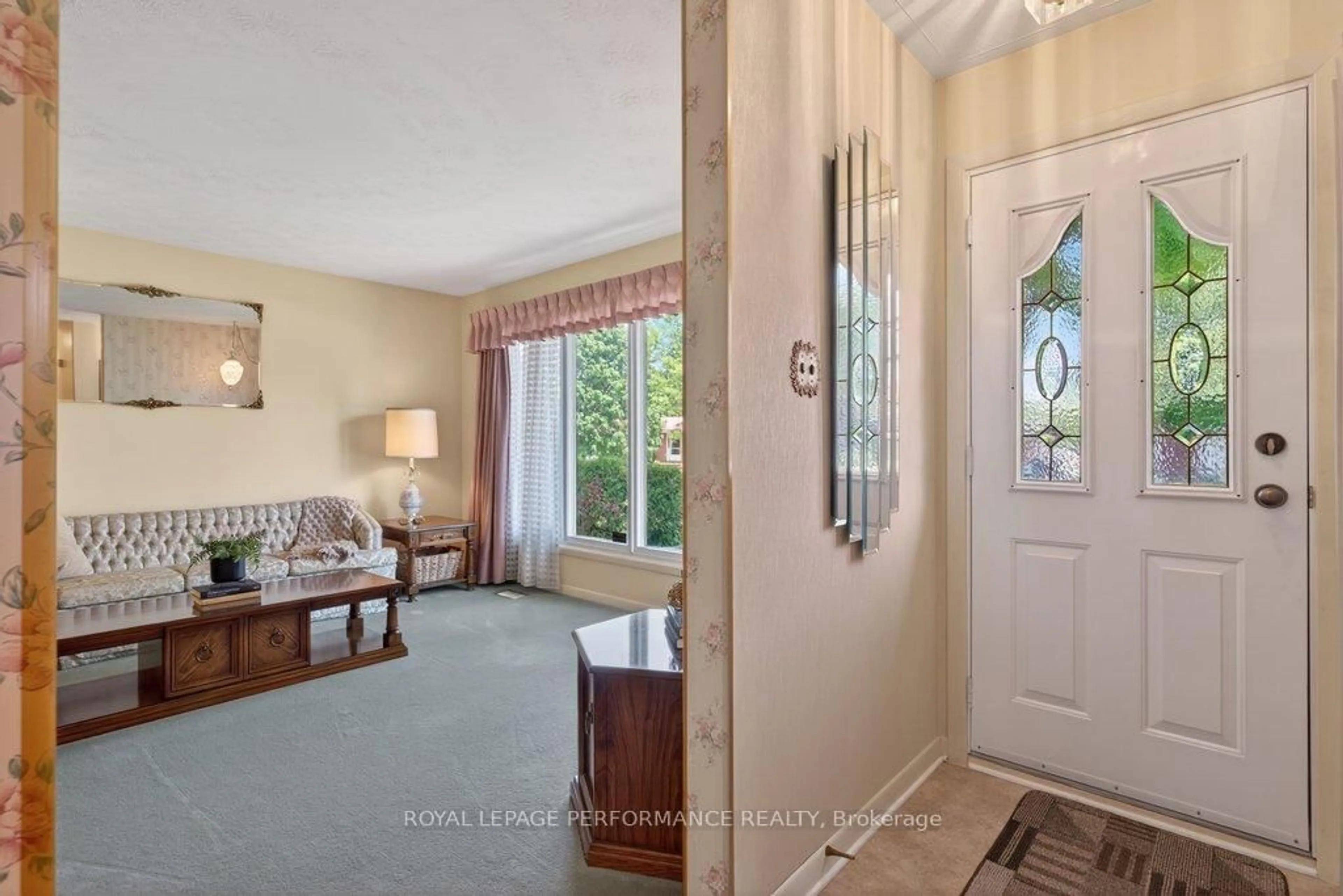 Indoor entryway for 2184 Melfort St, Ottawa Ontario K1G 1H7