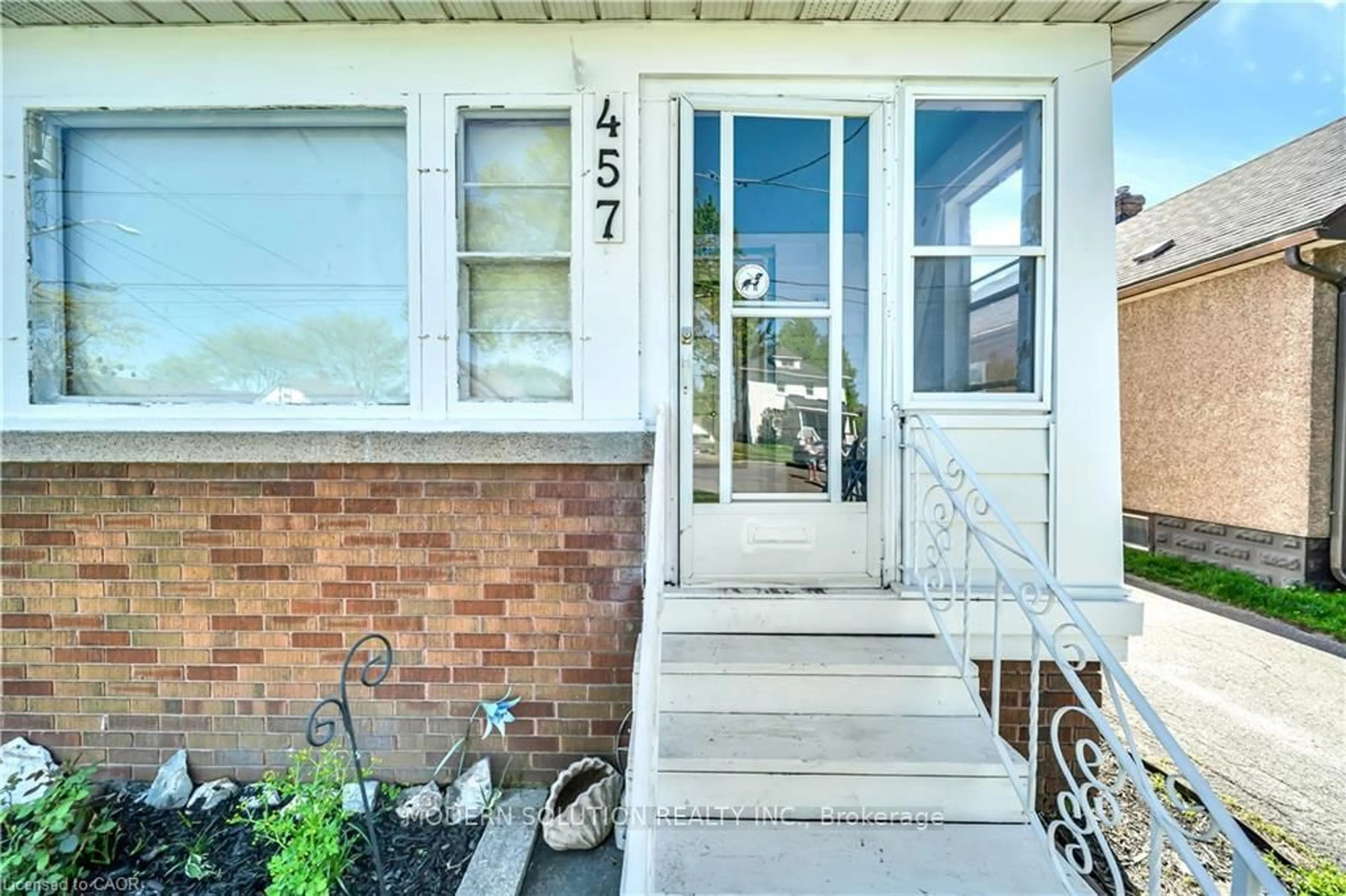 Indoor entryway for 457 DAVIS St, Port Colborne Ontario L3K 1Z7