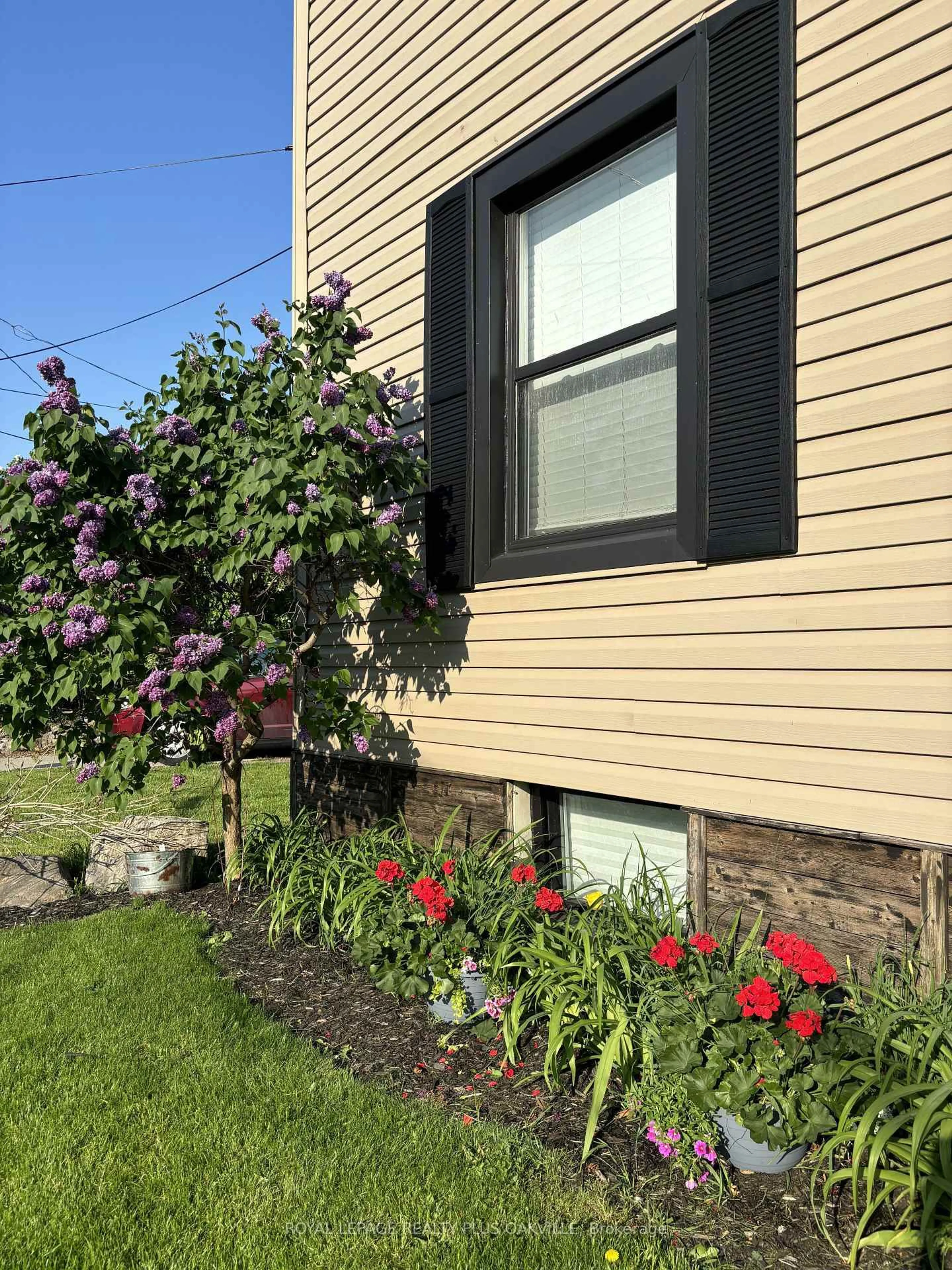 Home with vinyl exterior material, street for 381 Elizabeth St, Grimsby Ontario L3M 3K6