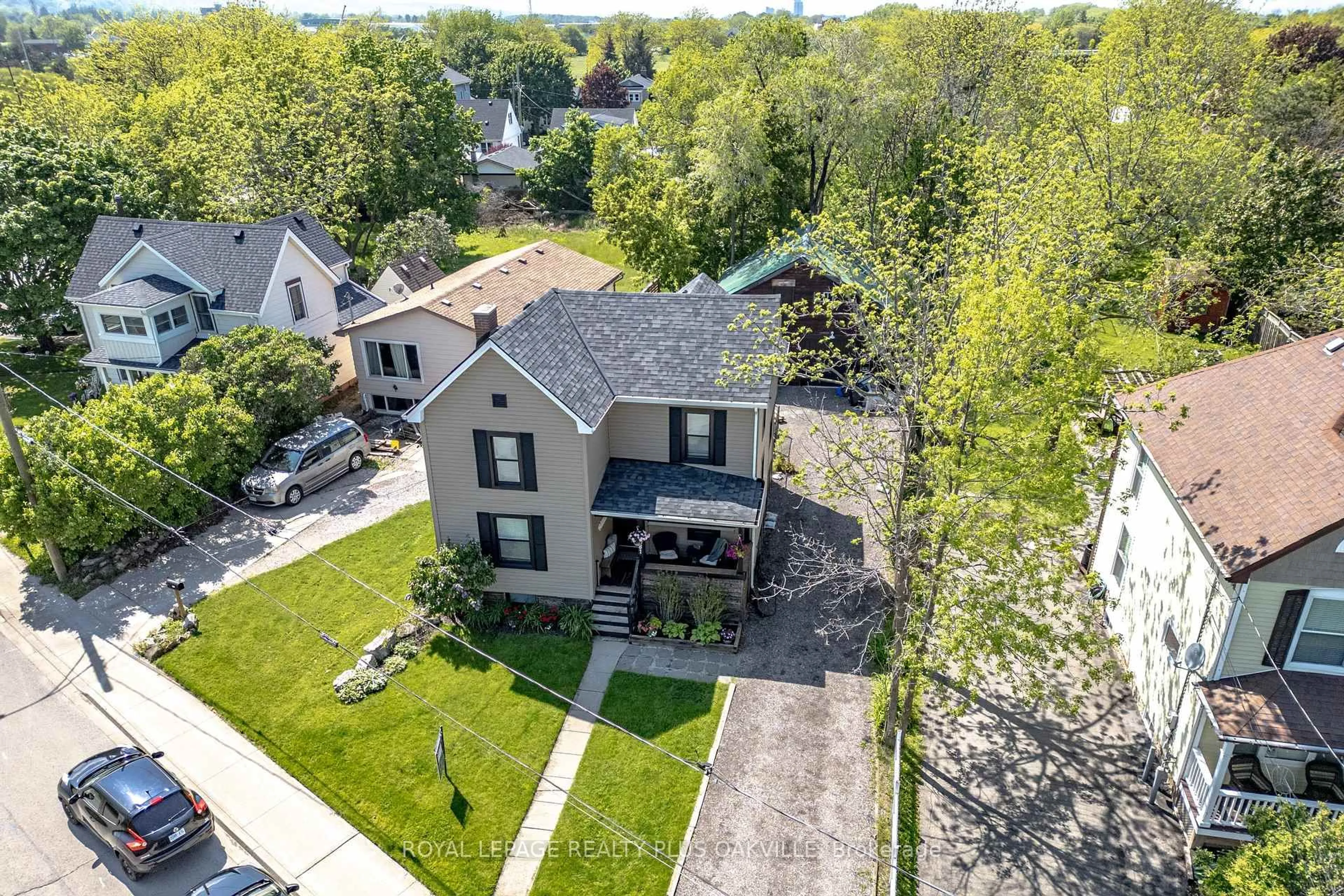 A pic from outside/outdoor area/front of a property/back of a property/a pic from drone, street for 381 Elizabeth St, Grimsby Ontario L3M 3K6