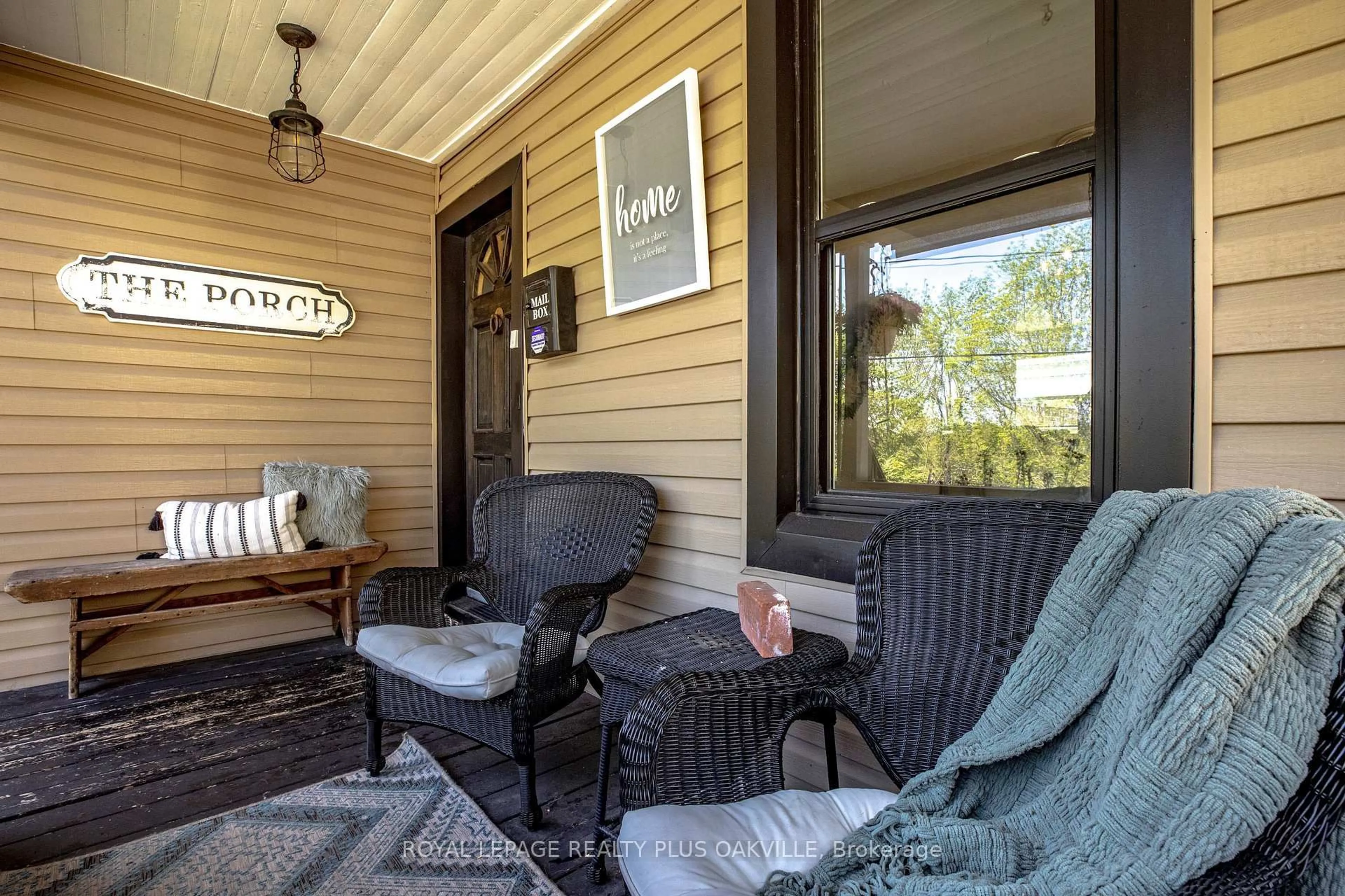 Patio, unknown for 381 Elizabeth St, Grimsby Ontario L3M 3K6