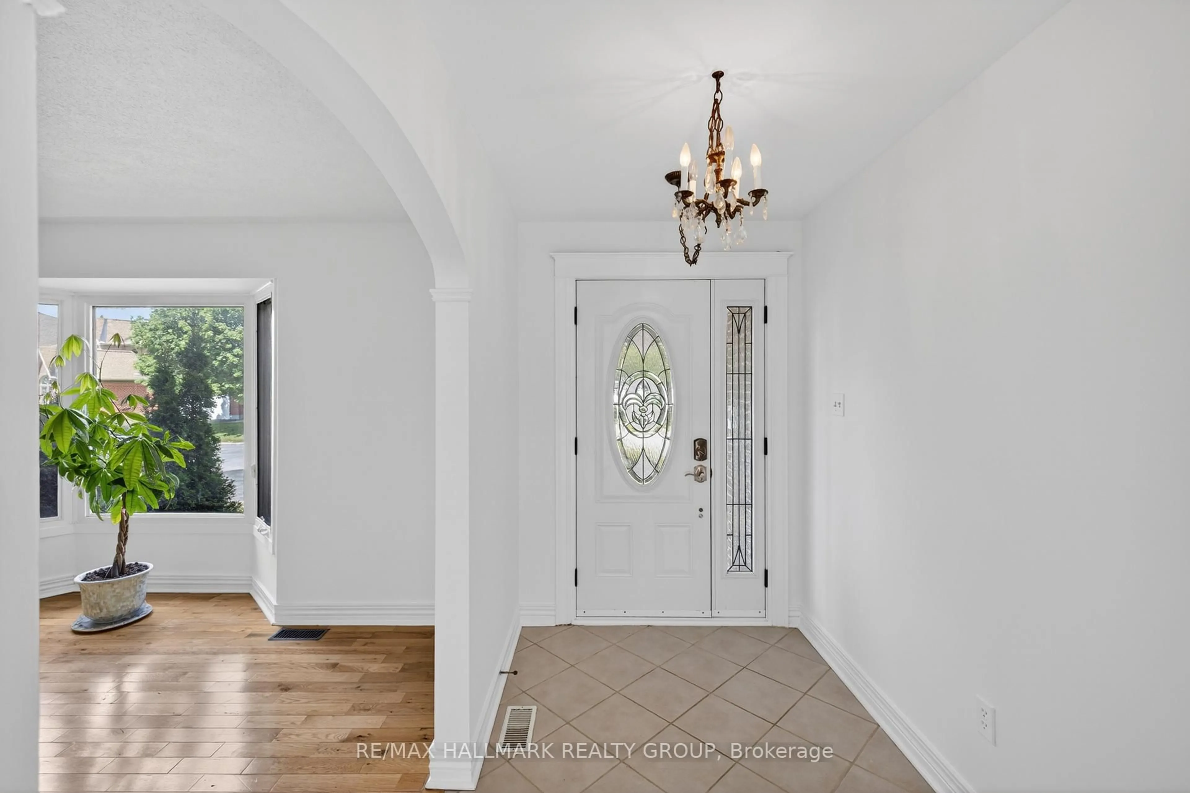 Indoor entryway for 6202 Ravine Way, Orleans Ontario K1C 2W4