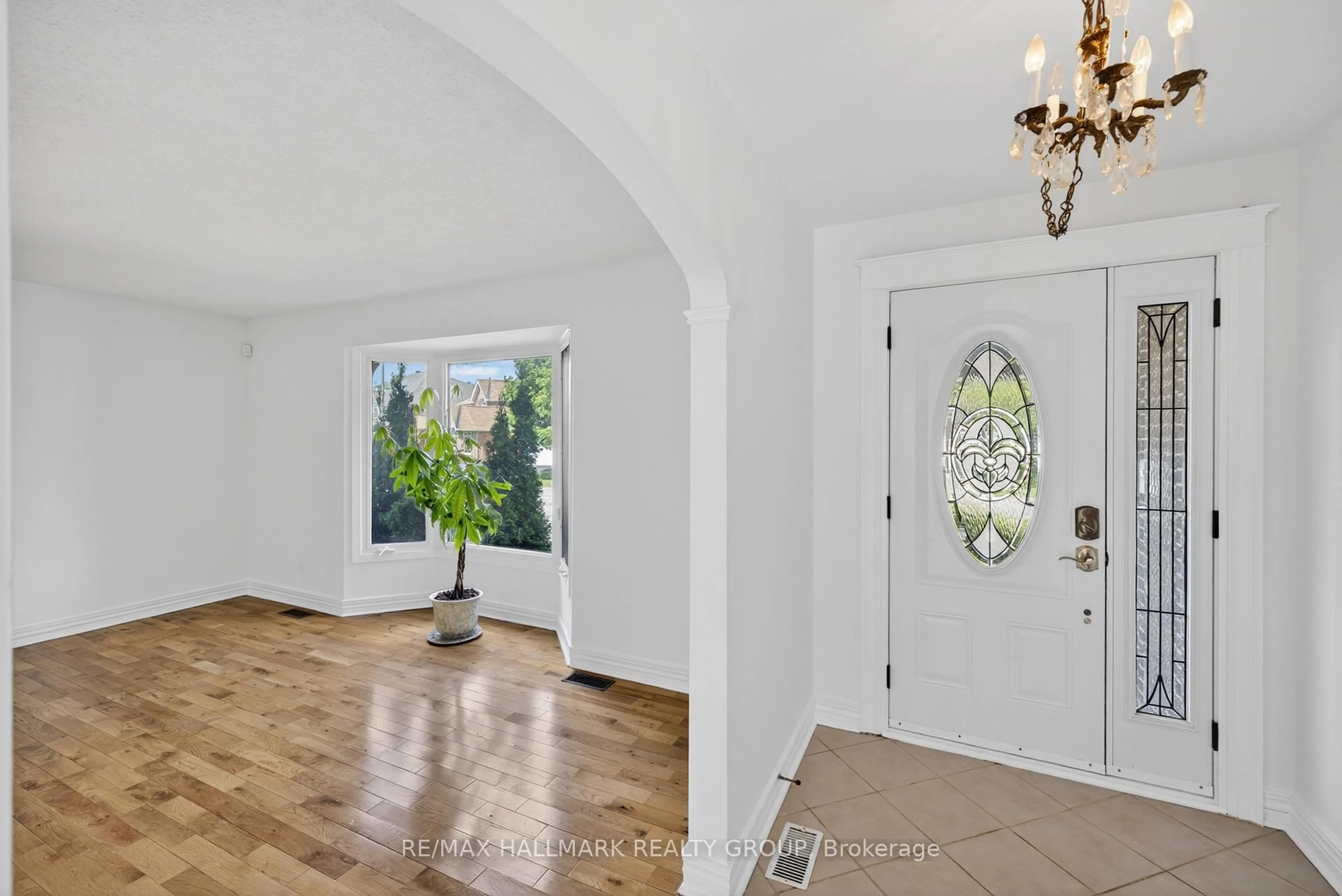 Indoor entryway for 6202 Ravine Way, Orleans Ontario K1C 2W4
