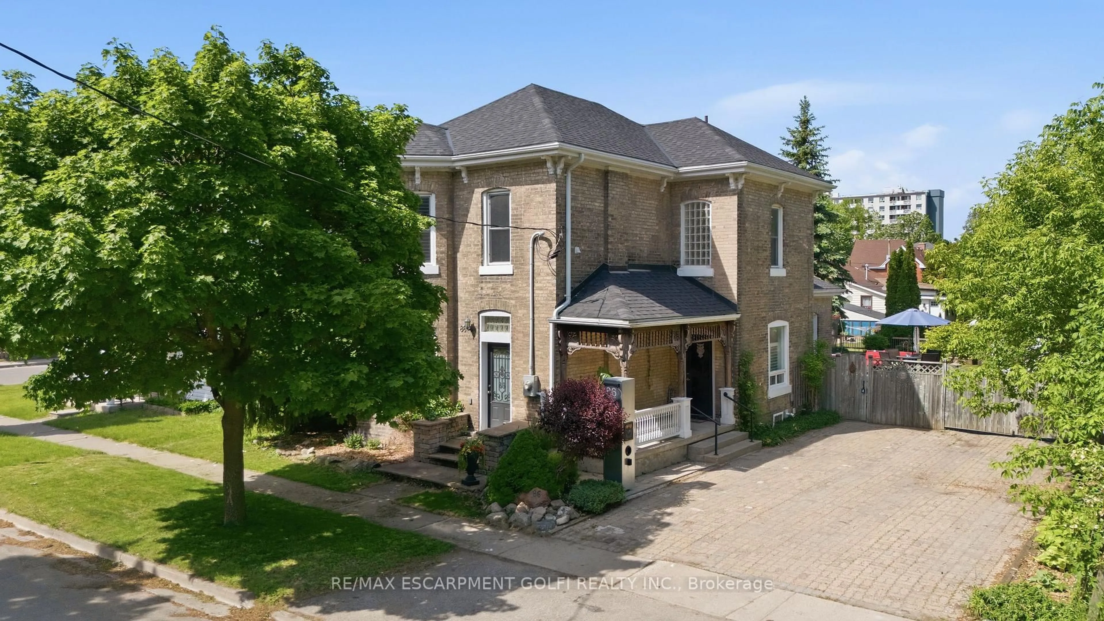 A pic from outside/outdoor area/front of a property/back of a property/a pic from drone, street for 86 Oak St, Brantford Ontario N3T 2B3