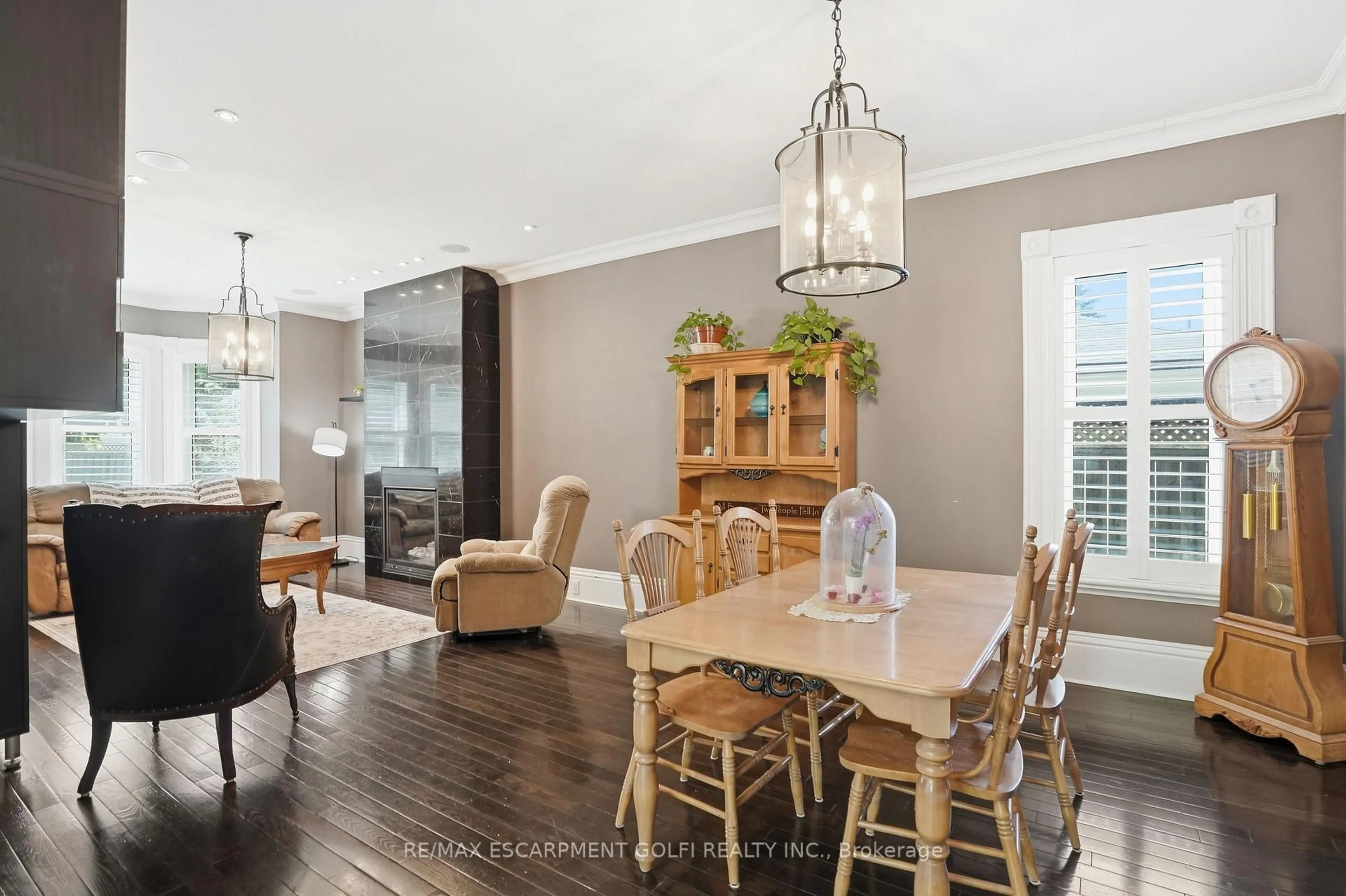 Dining room, wood/laminate floor for 86 Oak St, Brantford Ontario N3T 2B3