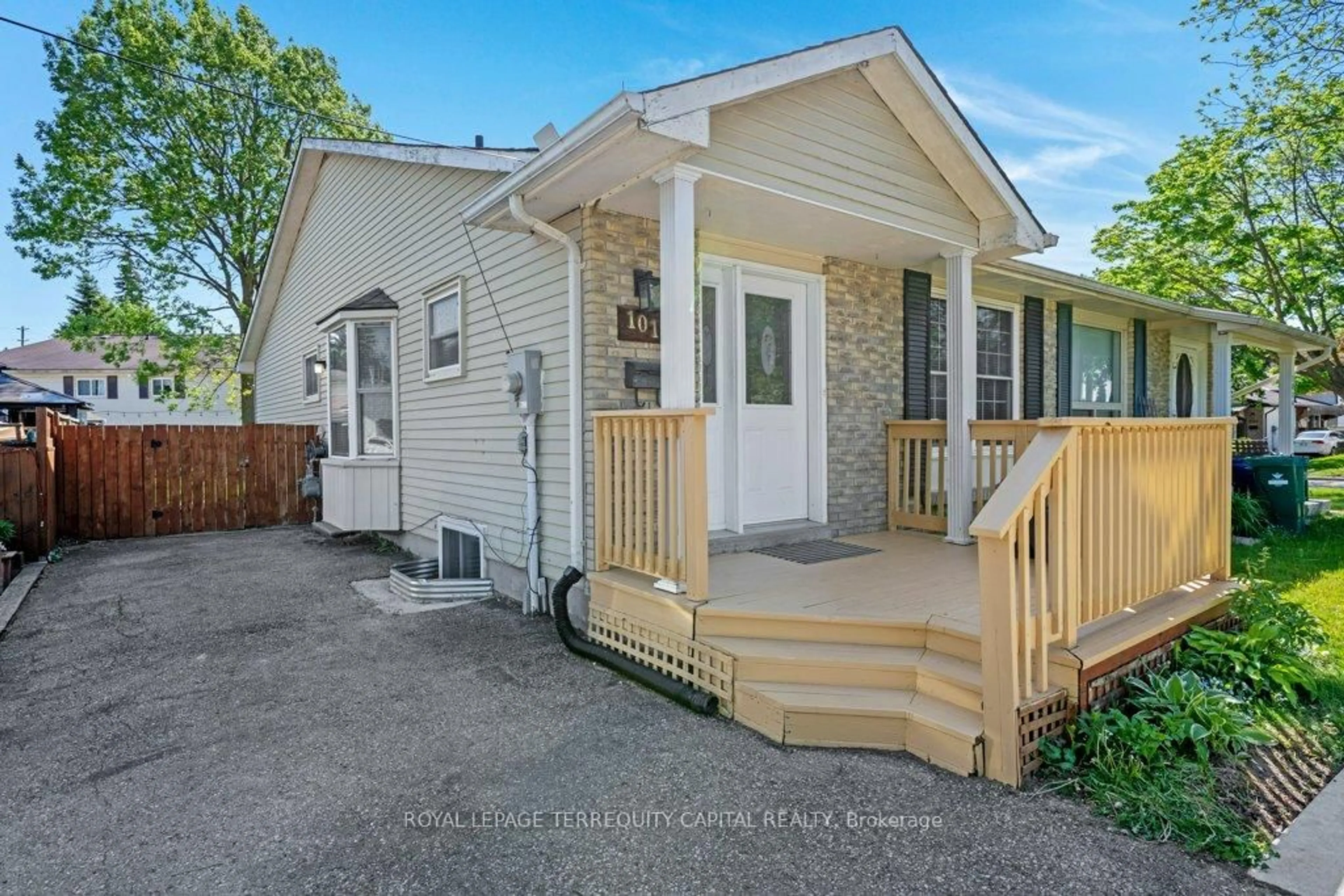 Home with vinyl exterior material, street for 101 Northlake Pl #B, Waterloo Ontario N2V 1B1