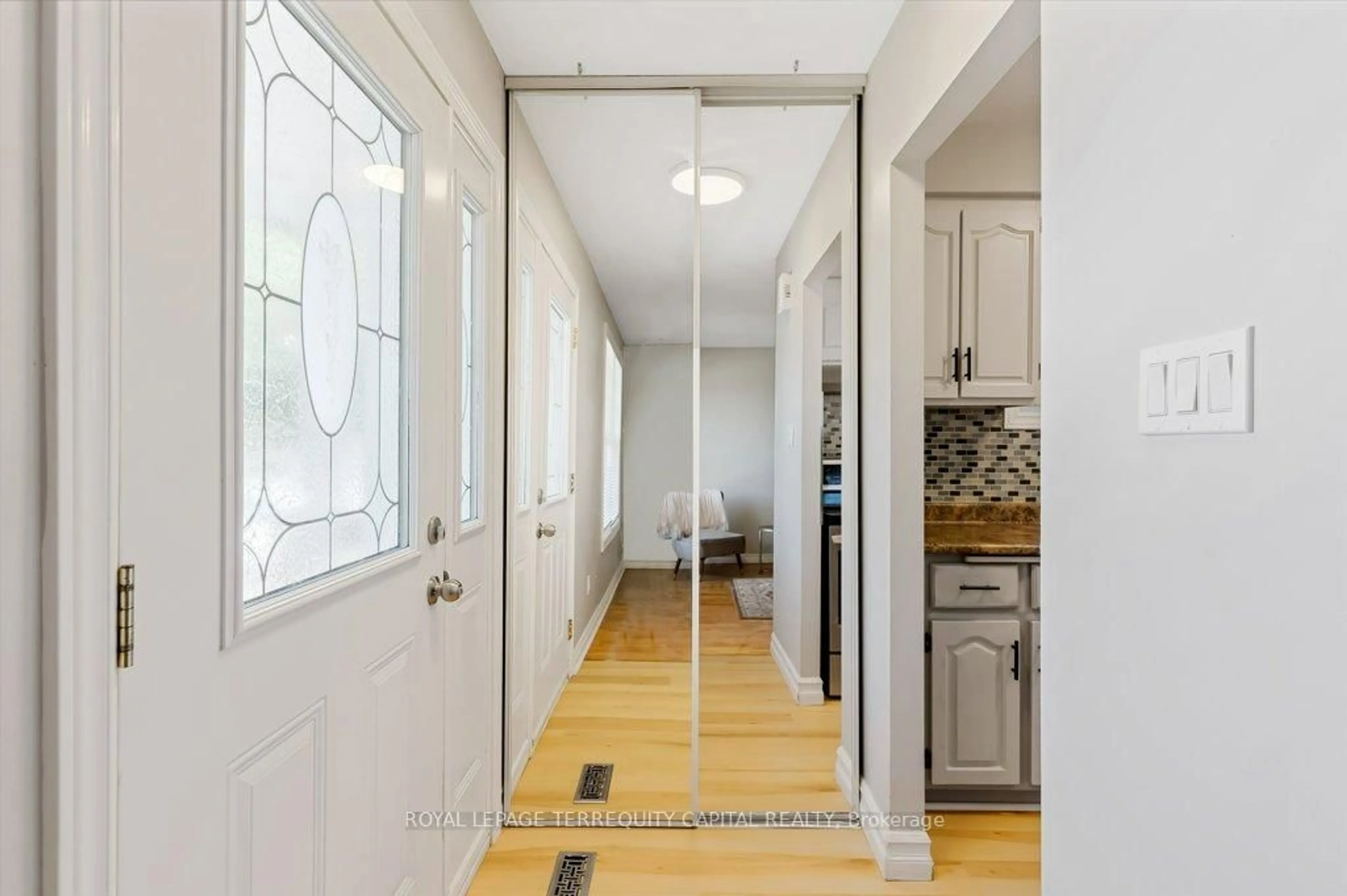 Indoor entryway for 101 Northlake Pl #B, Waterloo Ontario N2V 1B1