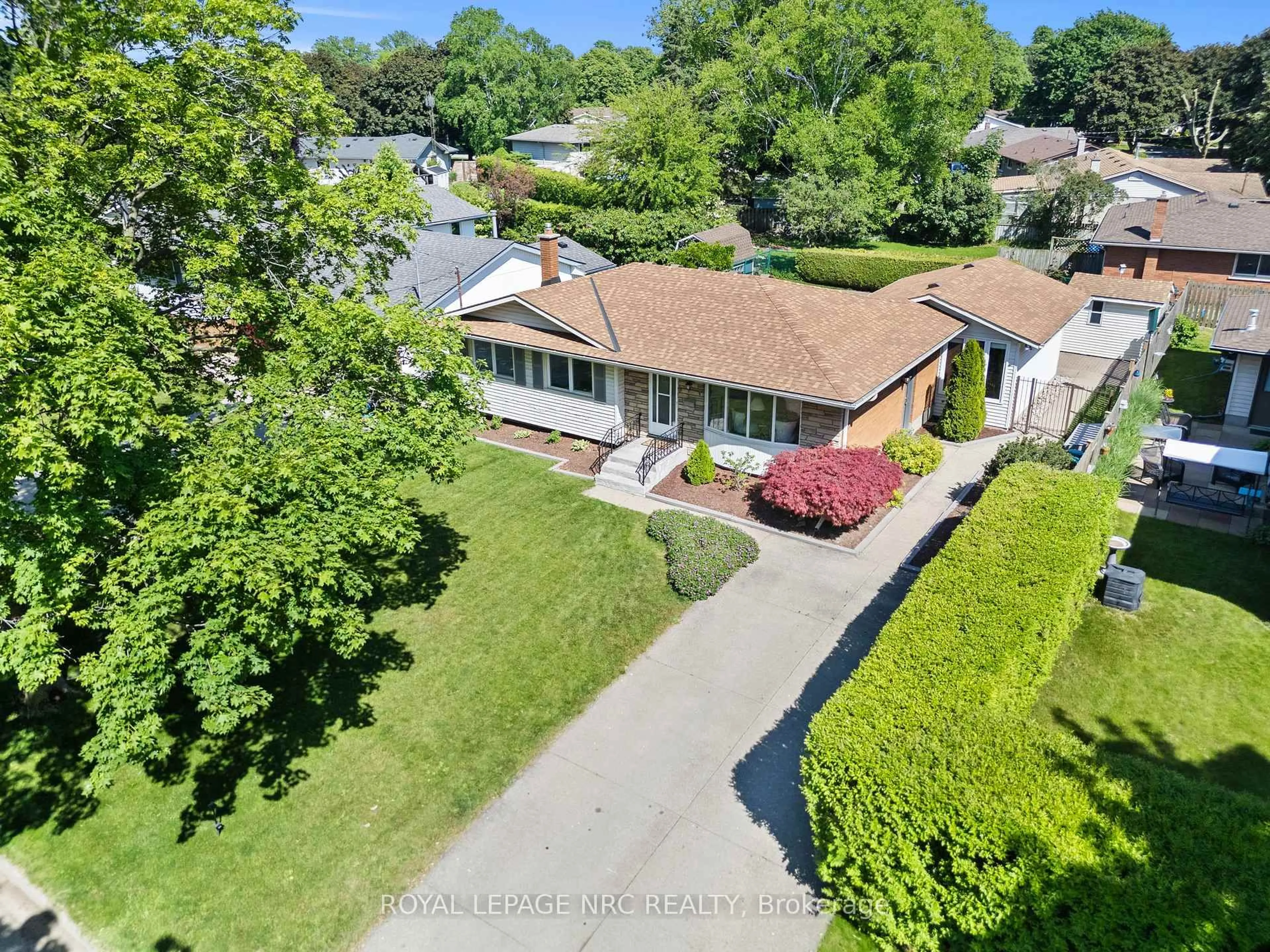 A pic from outside/outdoor area/front of a property/back of a property/a pic from drone, street for 116 Windward St, St. Catharines Ontario L2M 4C6