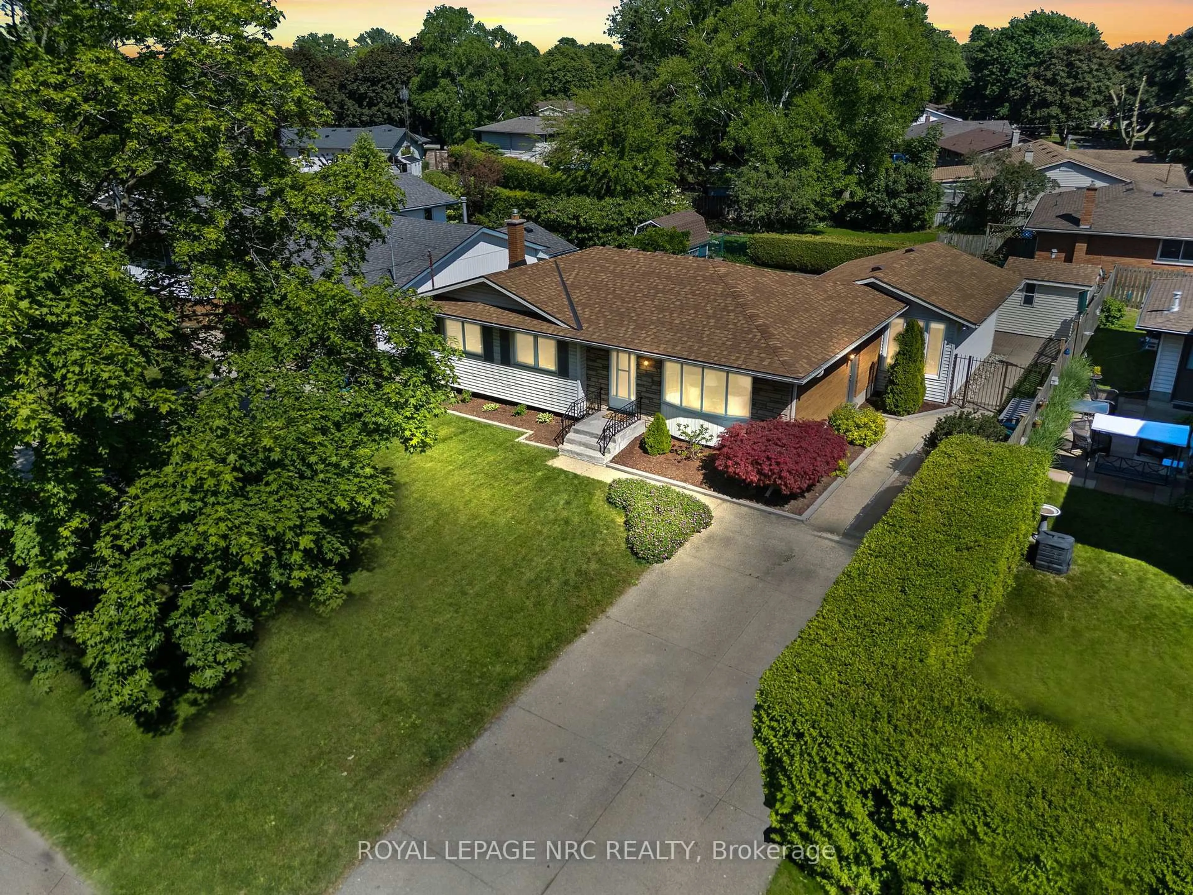 A pic from outside/outdoor area/front of a property/back of a property/a pic from drone, street for 116 Windward St, St. Catharines Ontario L2M 4C6