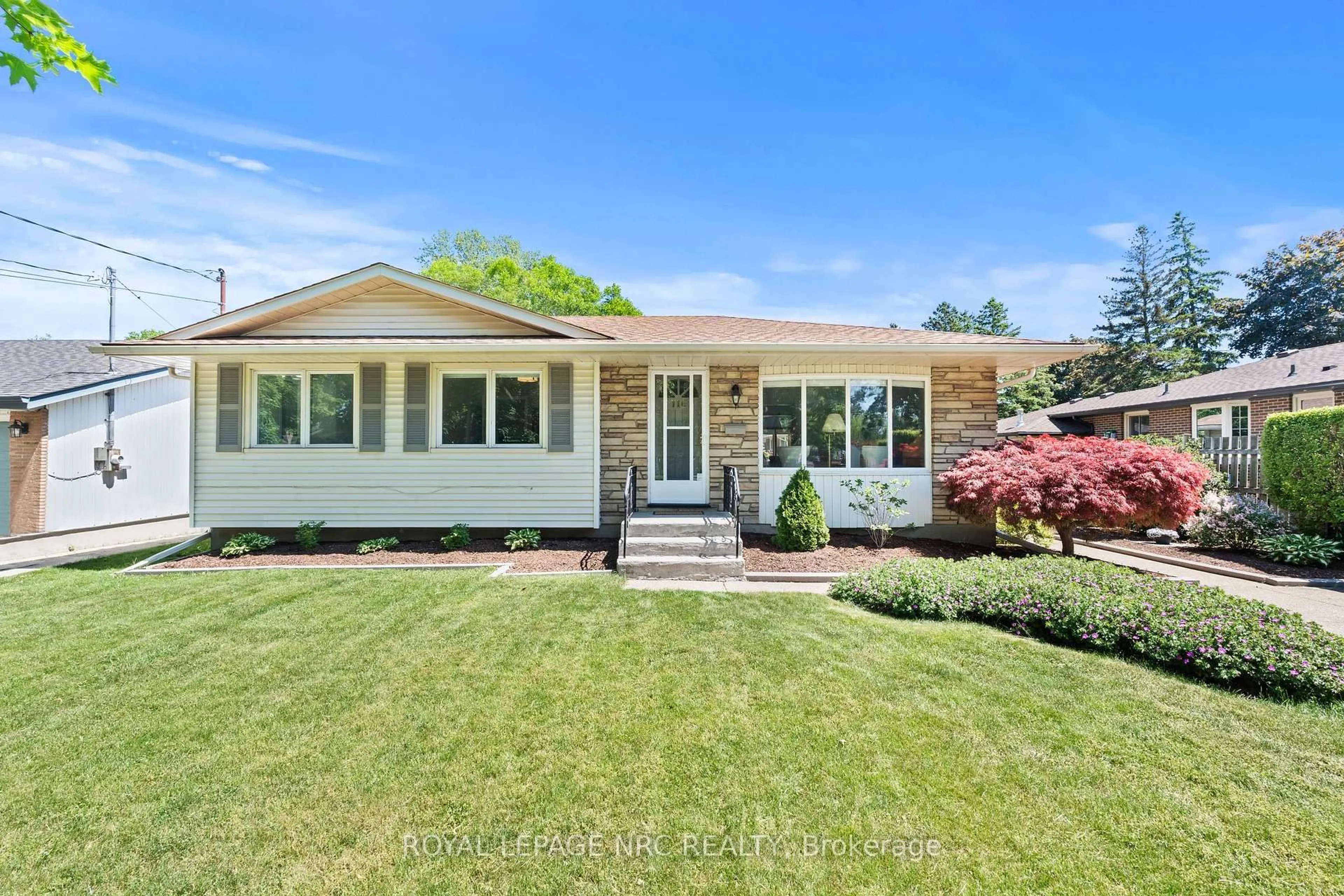 Home with vinyl exterior material, street for 116 Windward St, St. Catharines Ontario L2M 4C6