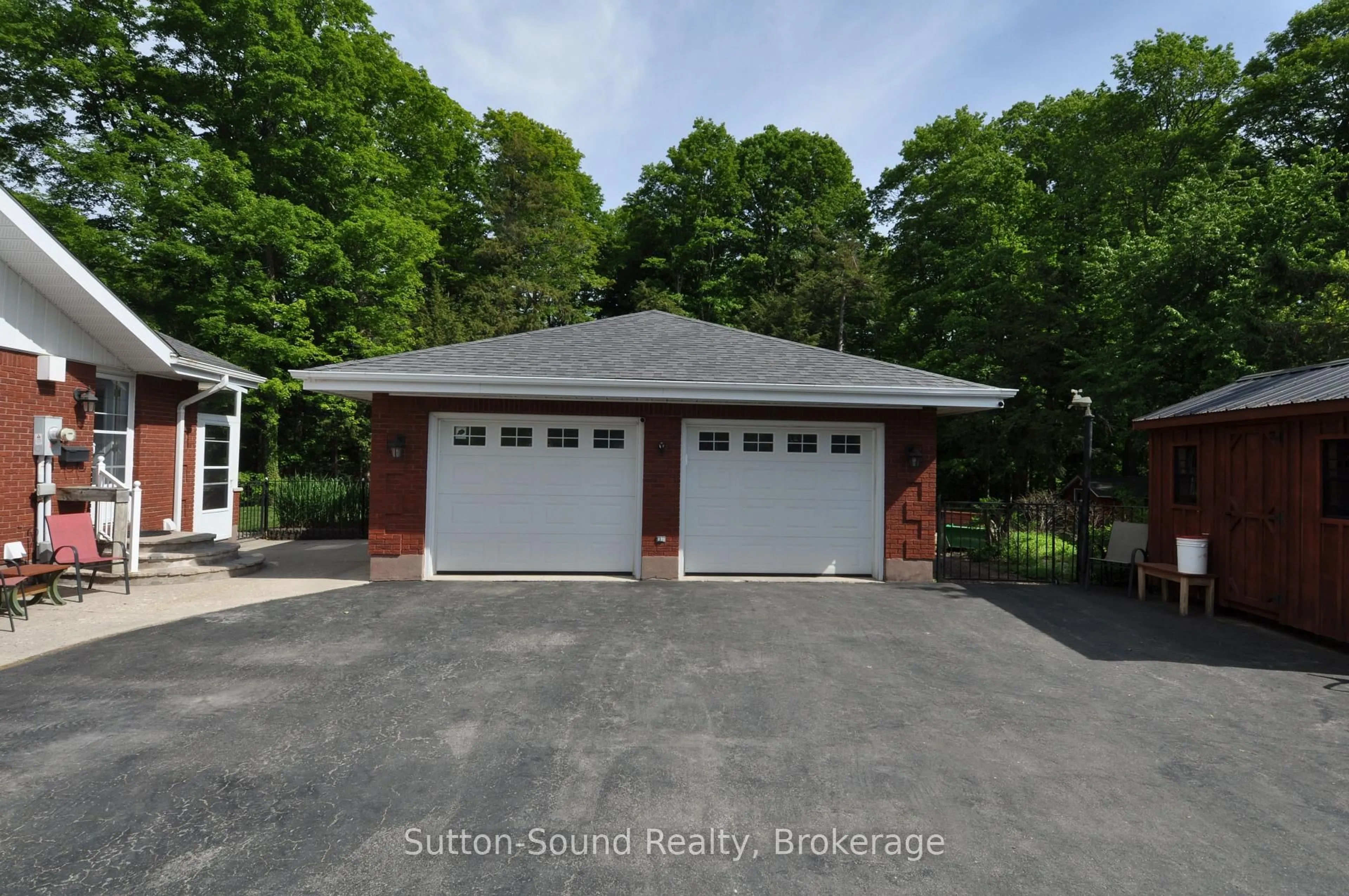 Indoor garage for 294 Forest Hill Dr, Georgian Bluffs Ontario N4K 5N6