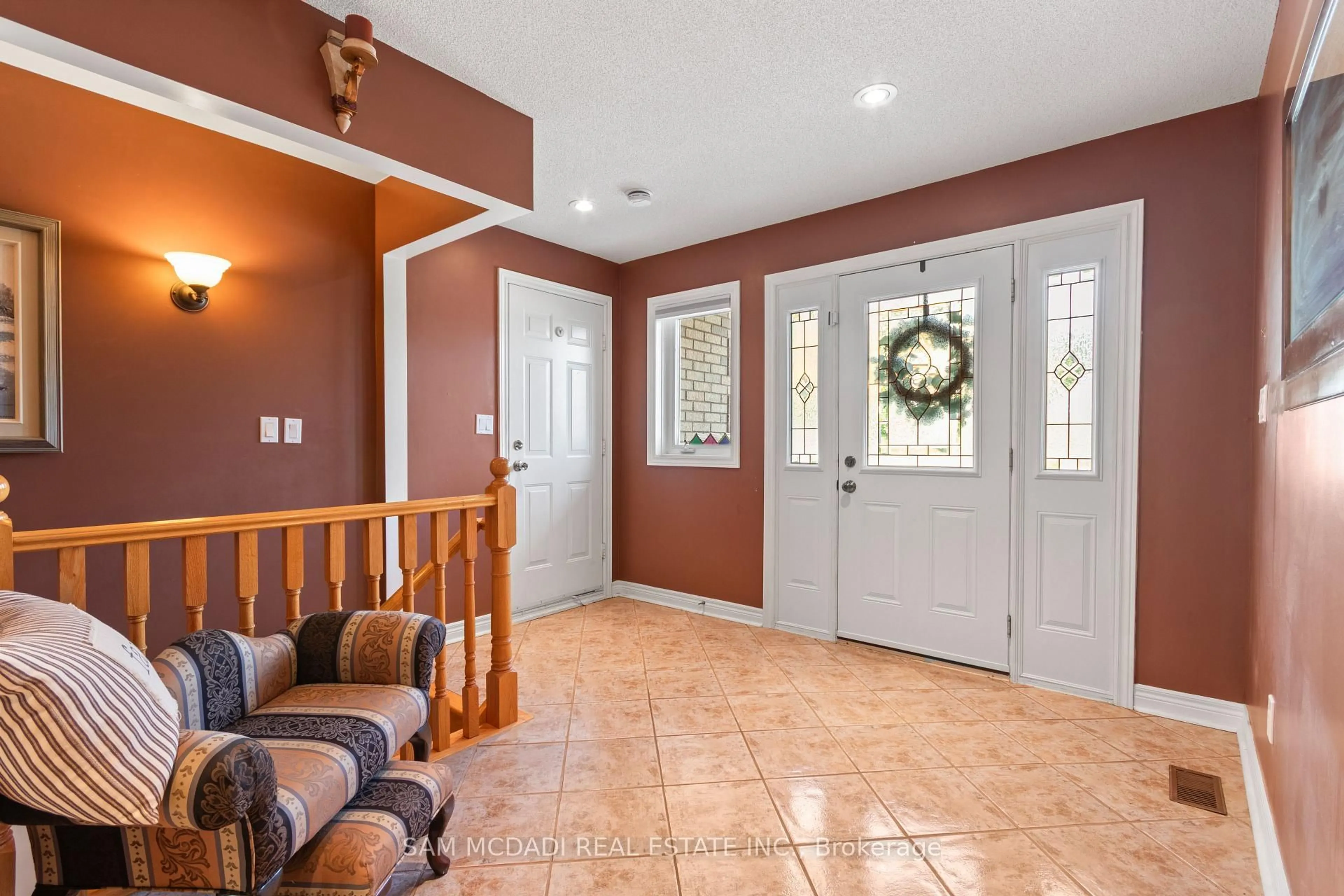 Indoor entryway for 84 Maryland Dr, Selwyn Ontario K9J 6X3