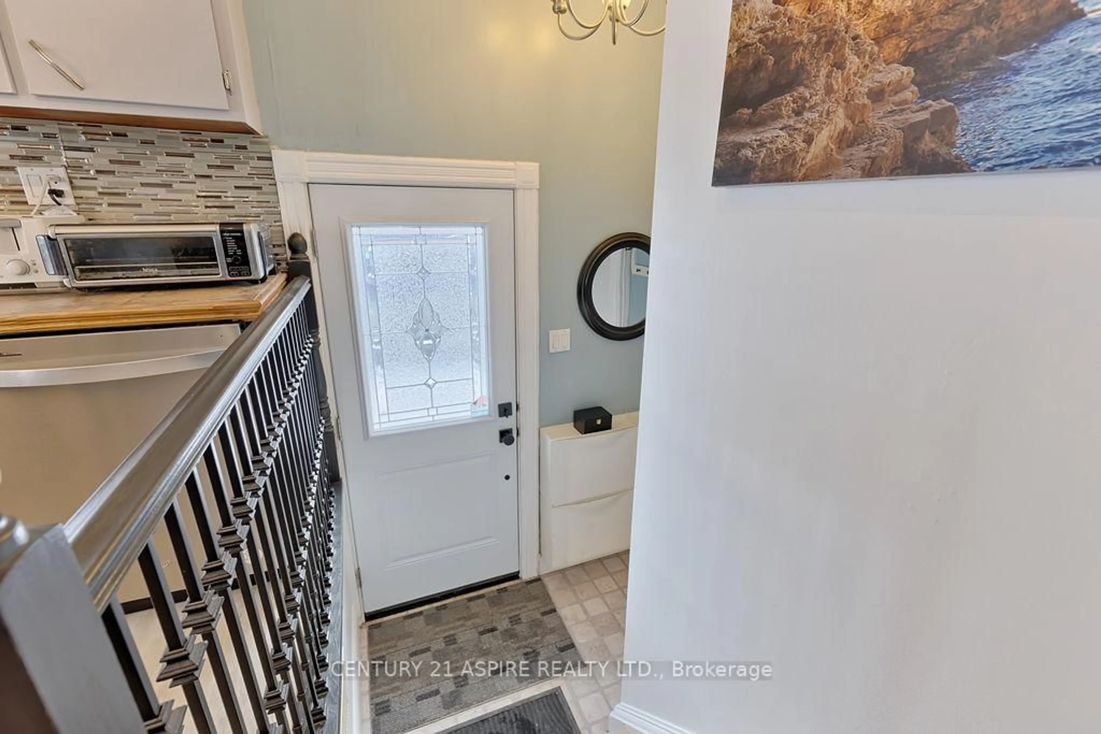 Indoor entryway for 368 Bell St, Pembroke Ontario K8A 2K4