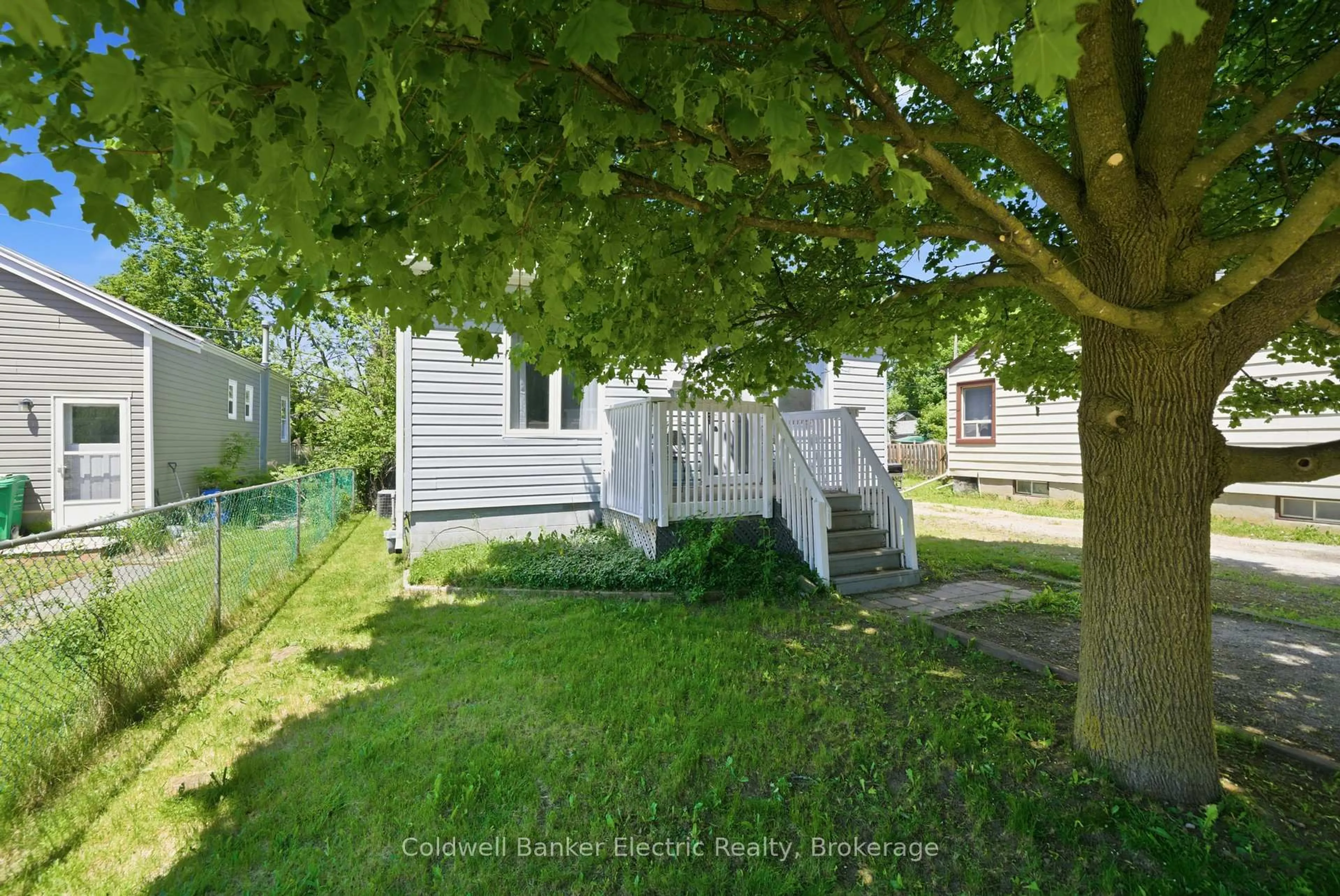 A pic from outside/outdoor area/front of a property/back of a property/a pic from drone, street for 780 Brown St, Peterborough Ontario K9J 4K8