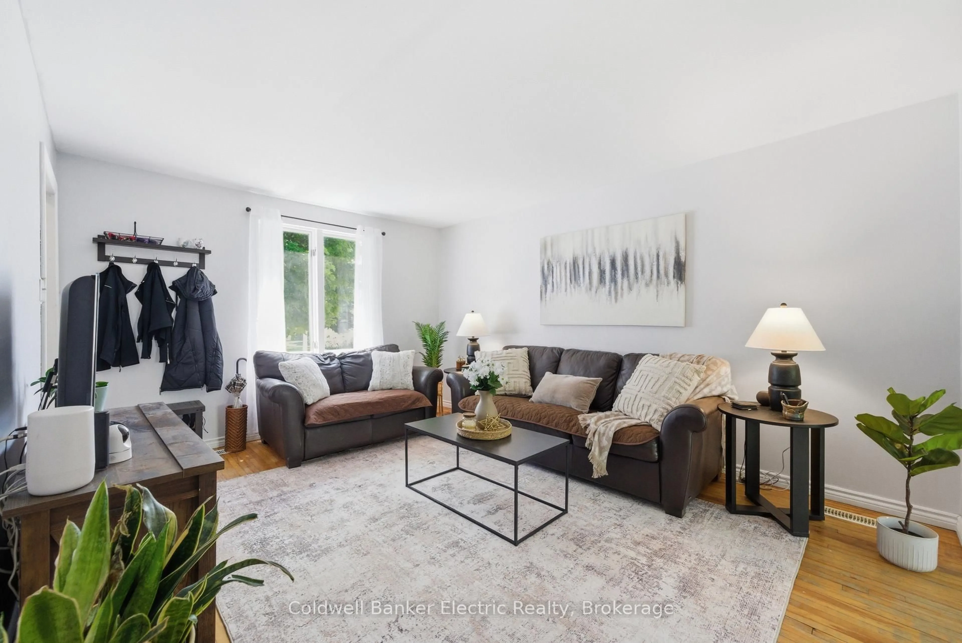 Living room with furniture, unknown for 780 Brown St, Peterborough Ontario K9J 4K8